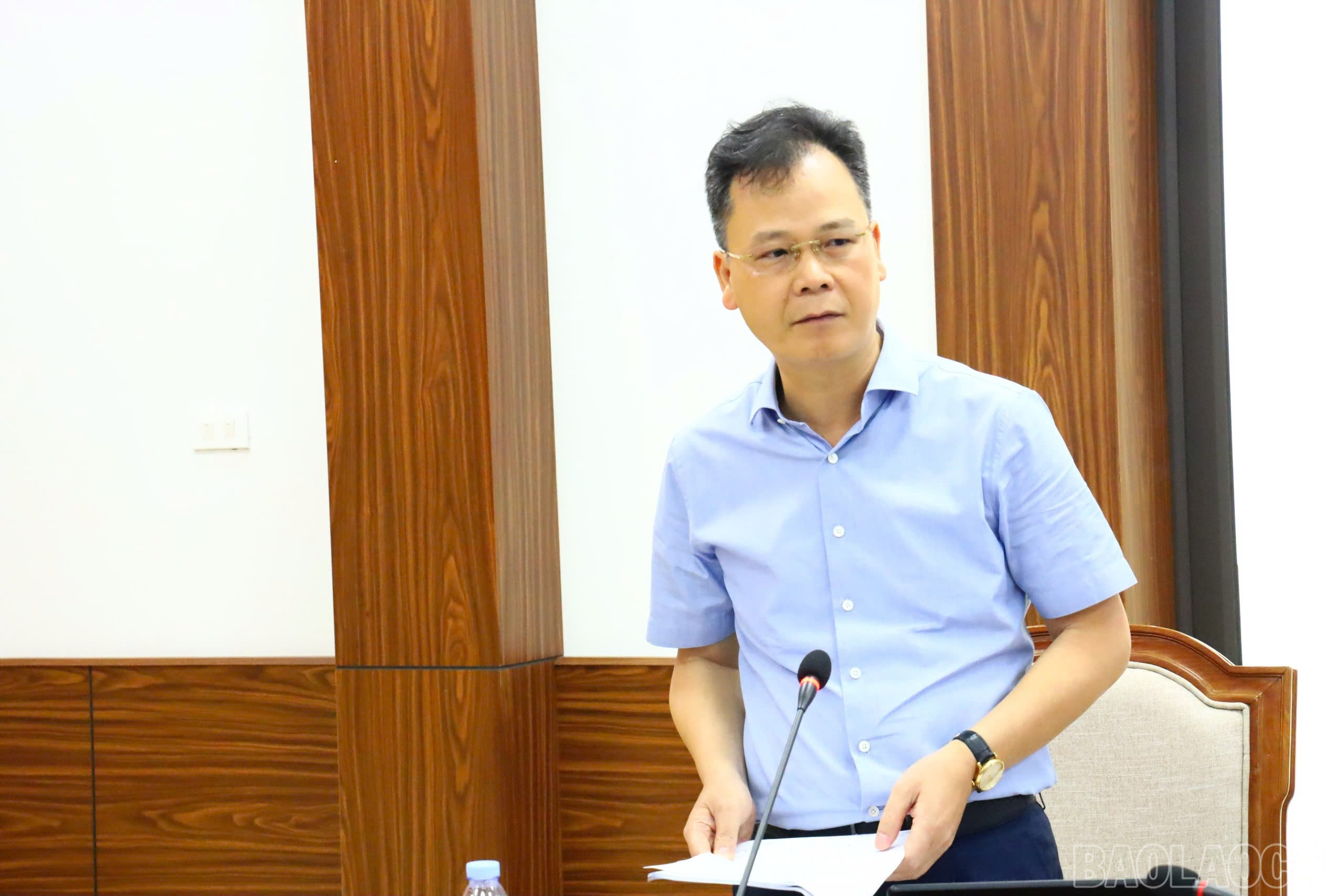 Phó Chủ tịch UBND tỉnh Nguyễn Thành Sinh phát biểu tại phiên họp. baolaocai-br_z7111447797376-b52bc6010f4d05fe240472746a0c10ce.jpg