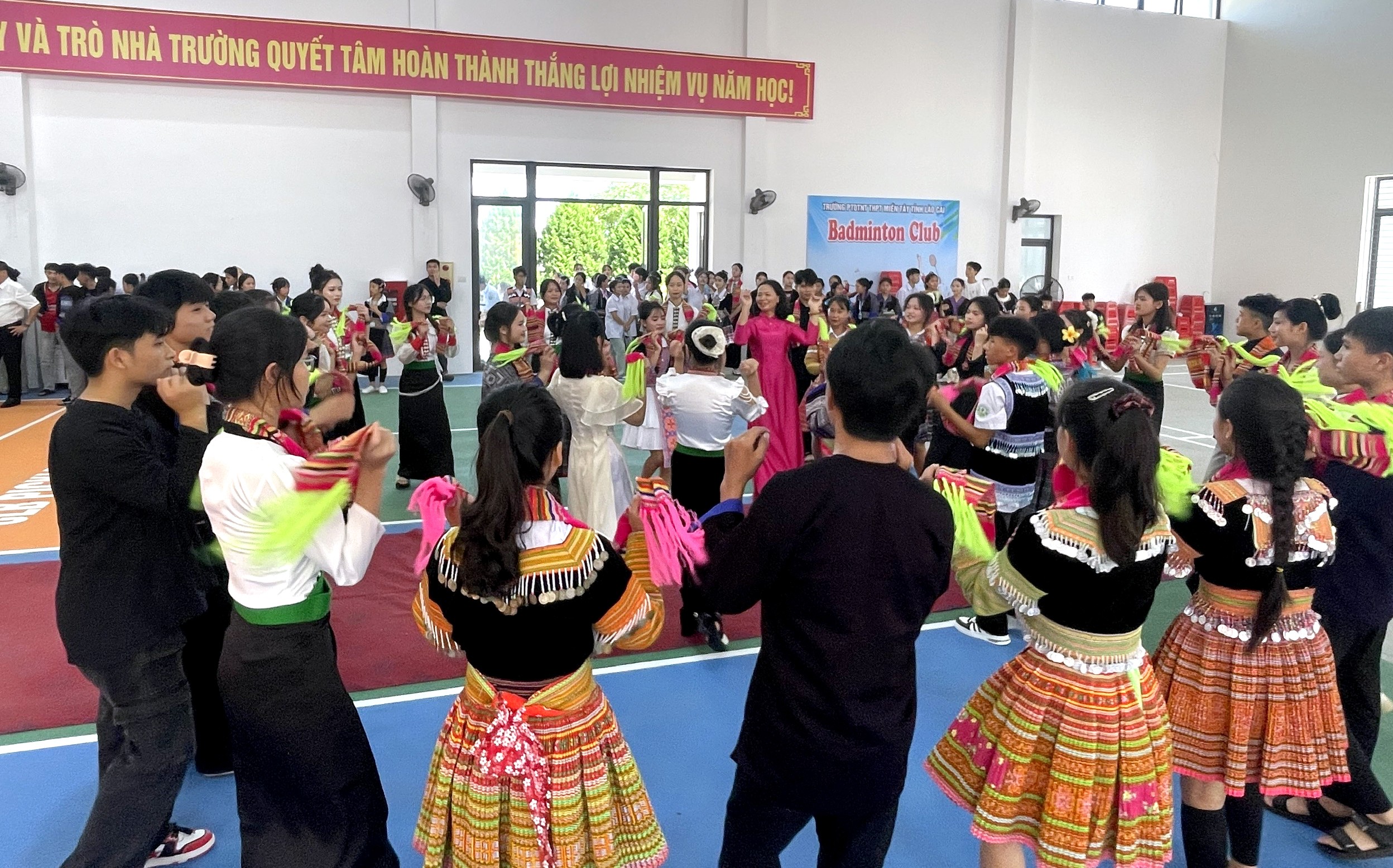 Nhà trường đẩy mạnh xây dựng trường học hạnh phúc, chú trọng giữ gìn bản sắc văn hóa. 123.jpg