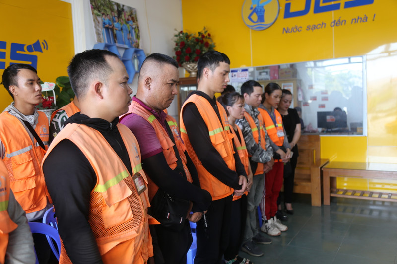 Trong không khí trang nghiêm, toàn thể lãnh đạo, người lao động công ty cúi đầu tưởng niệm, bày tỏ niềm tiếc thương với Tổng Bí thư.