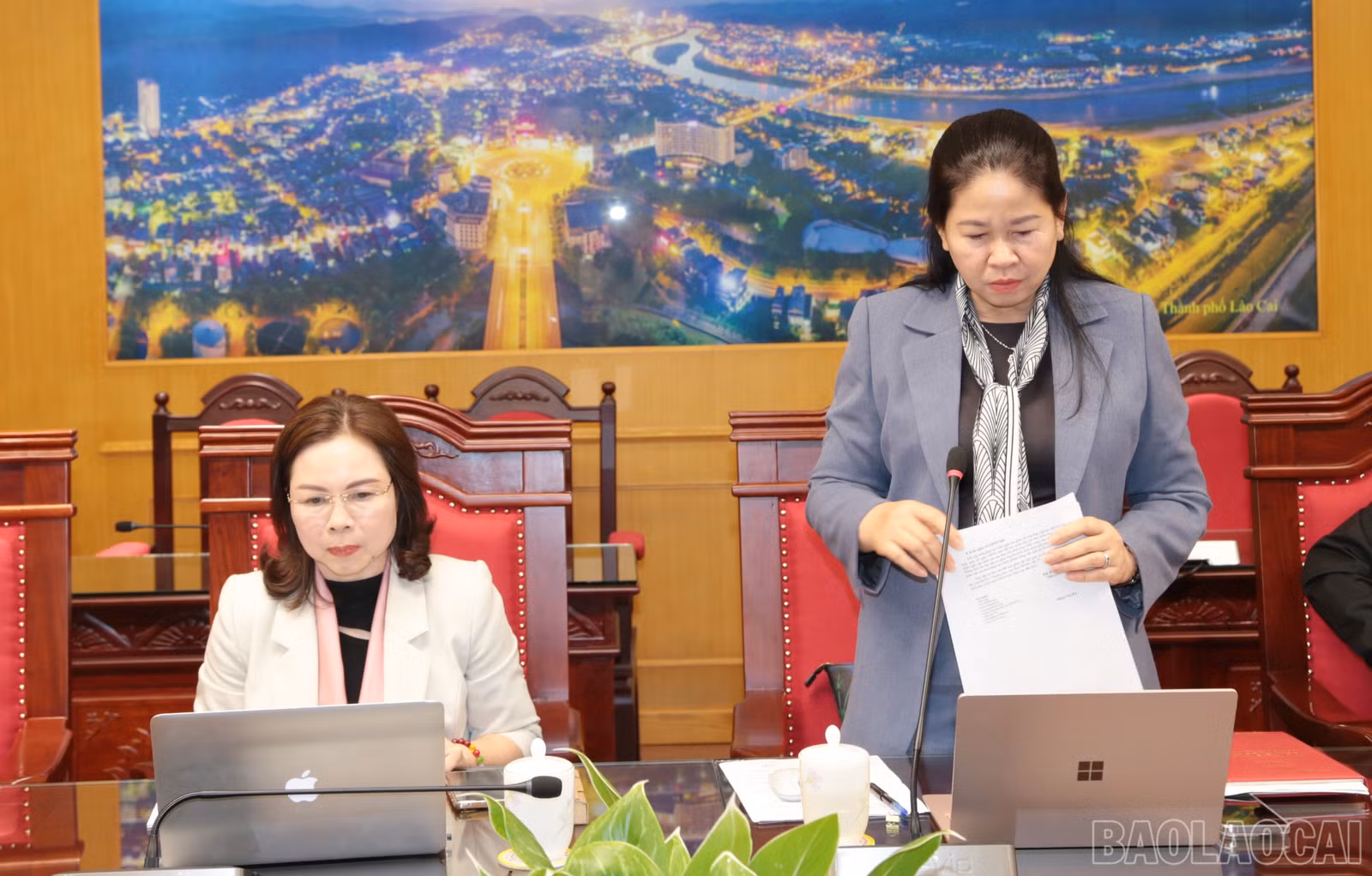 Đại biểu Hà Thị Khánh Nguyệt, Chủ tịch Hội Liên hiệp Phụ nữ tỉnh phát biểu.