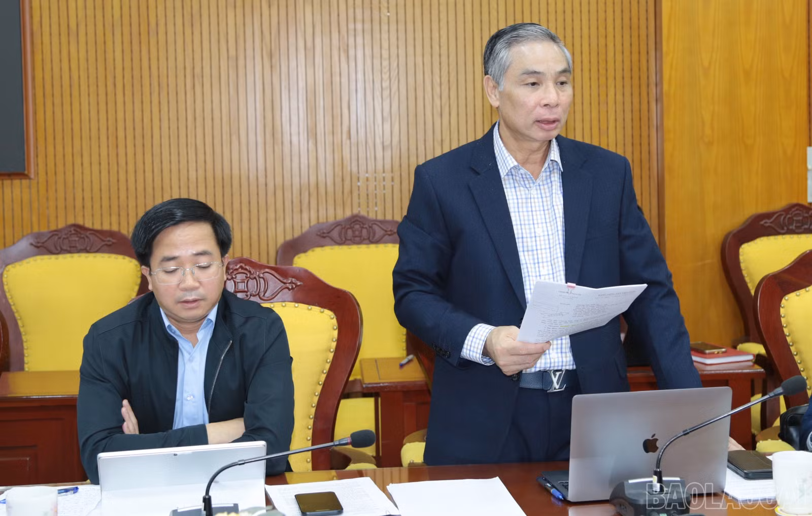 Đại biểu Hoàng Đăng Khoa, Chủ tịch UBND thành phố Lào Cai nêu ý kiến.