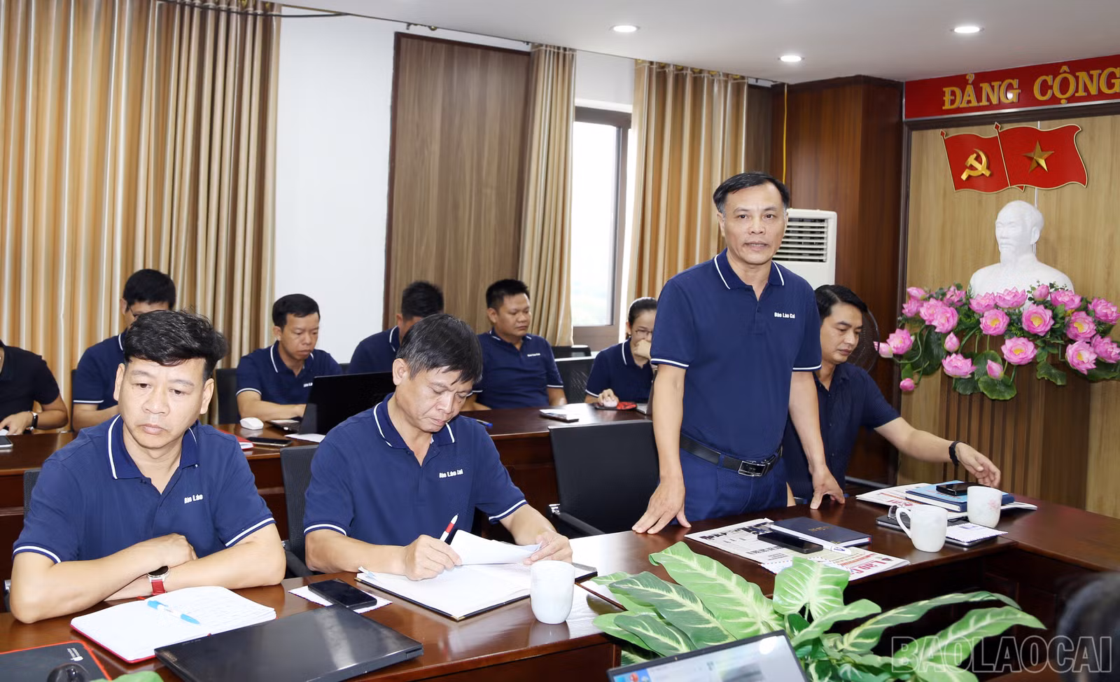 Phó Tổng Biên tập, Chủ tịch Công đoàn cơ sở Báo Lào Cai phát động ủng hộ.