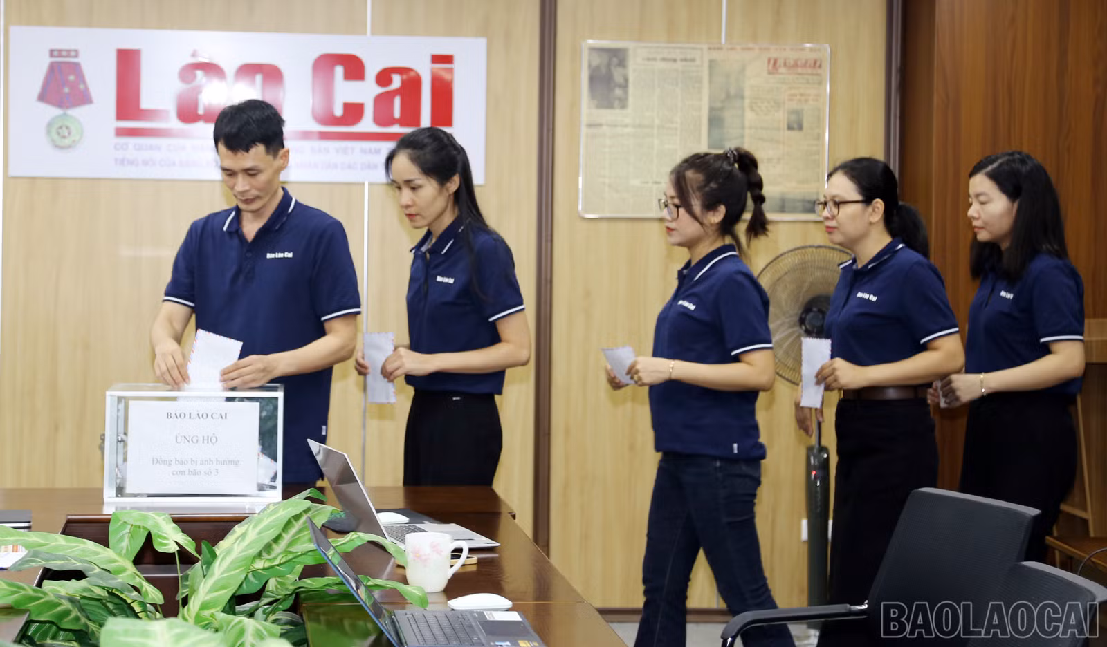 Cán bộ, phóng viên, biên tập viên Báo Lào Cai tham gia ủng hộ.