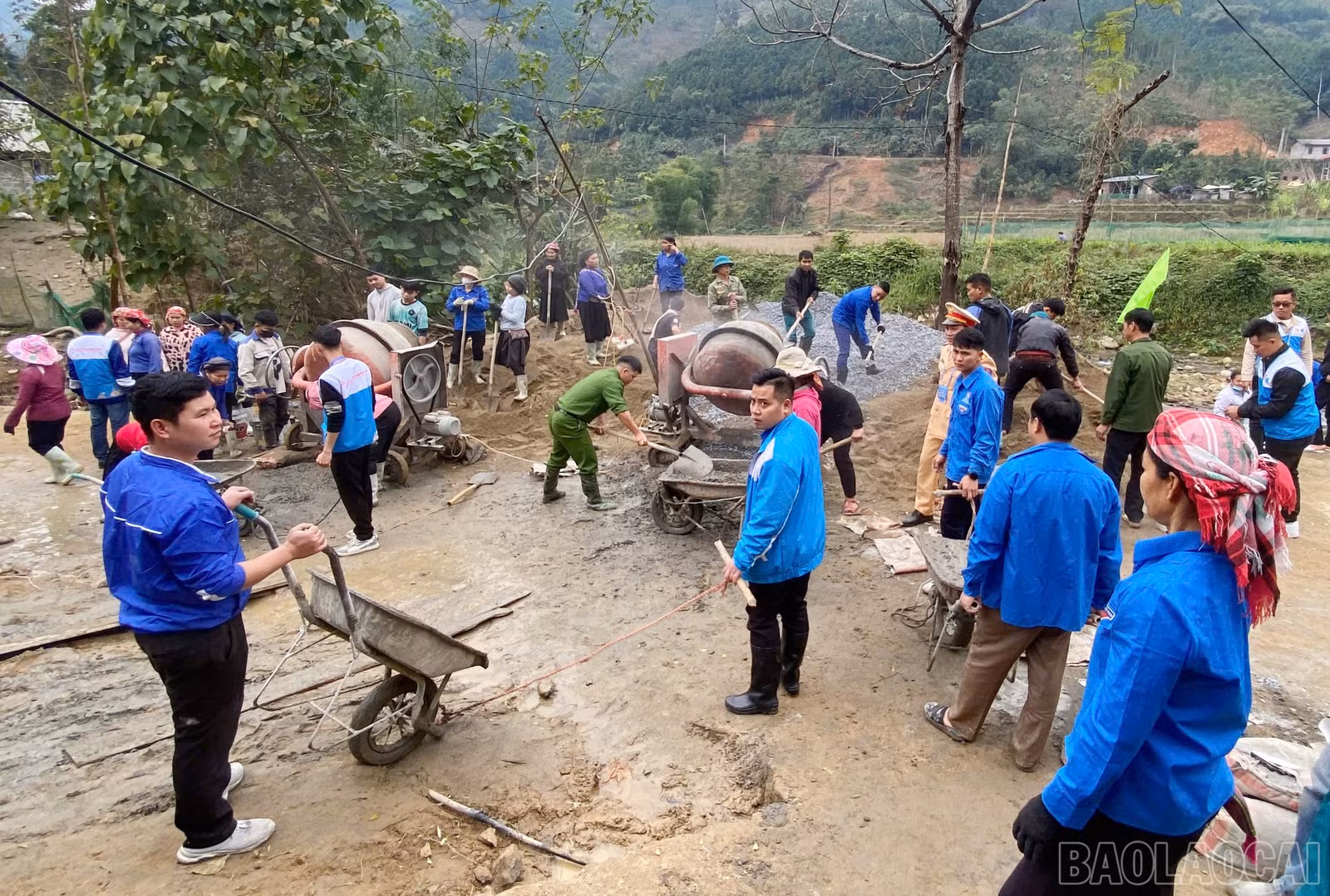 Đổ đường bê tông liên gia tại thôn Nậm Lúc Hạ.