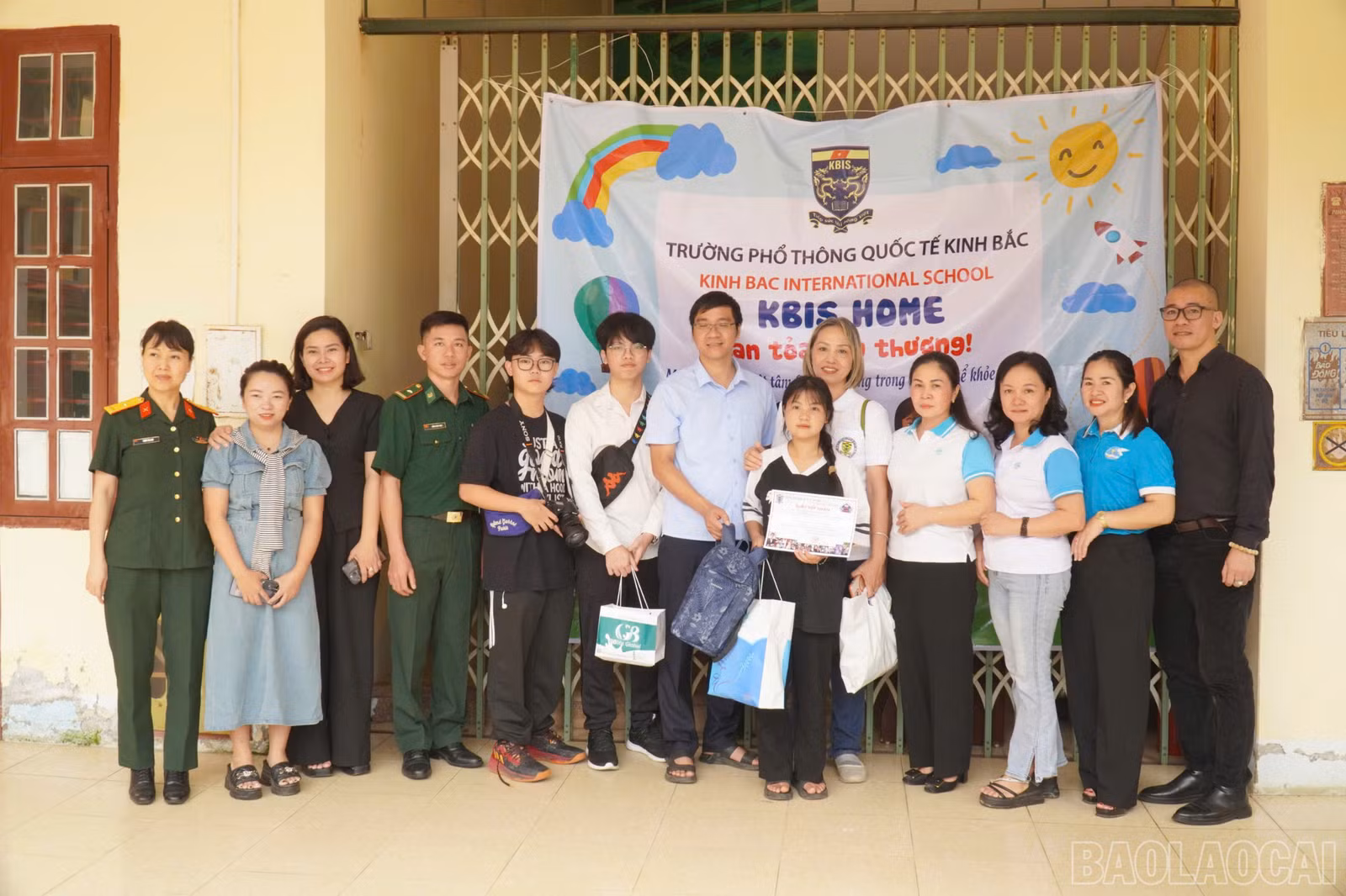 trao-ho-tro-cho-em-thao-thi-nhe-sinh-2008-thon-phin-chai-2-xa-a-lu-huyen-bat-xat-lao-cai-bo-me-da-mat-do-bi-vui-lap-anh-huong-con-bao-so-3-213.jpg