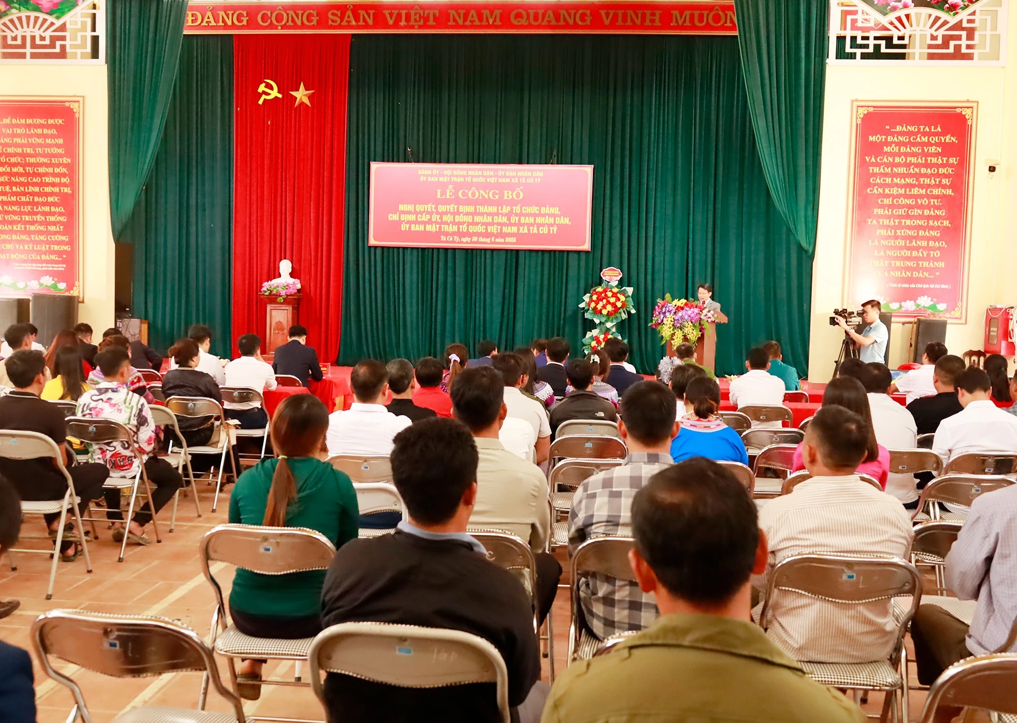 Quang cảnh lễ công bố quyết định thành lập xã Tả Củ Tỷ.