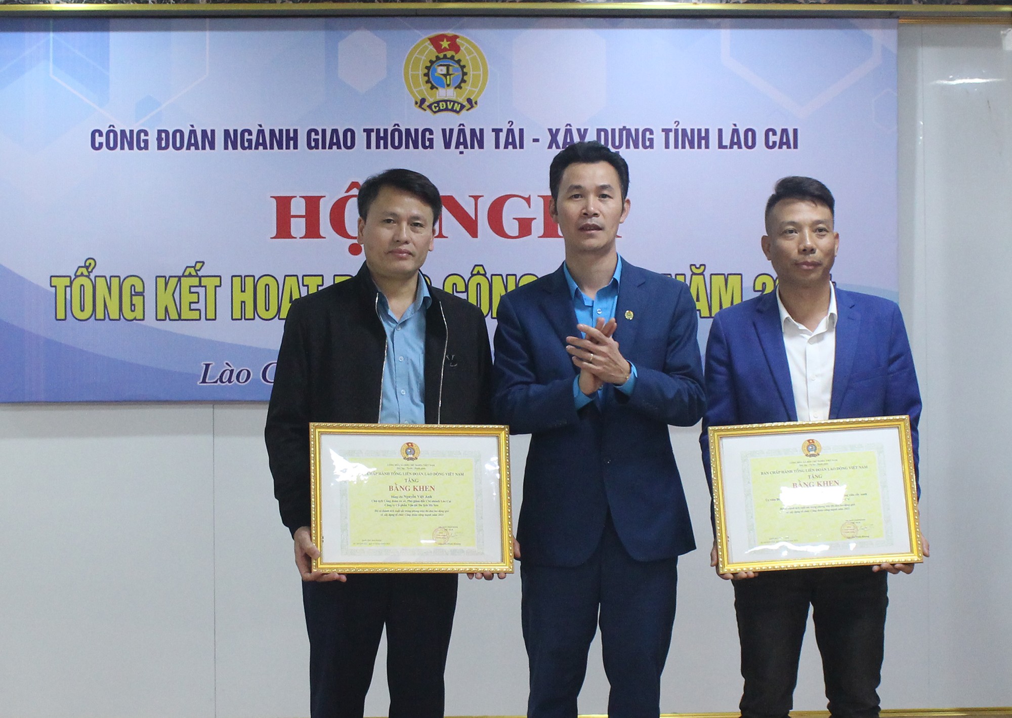 Trao Bằng khen của Tổng Liên đoàn Lao động Việt Nam cho các cá nhân. img-4516.jpg