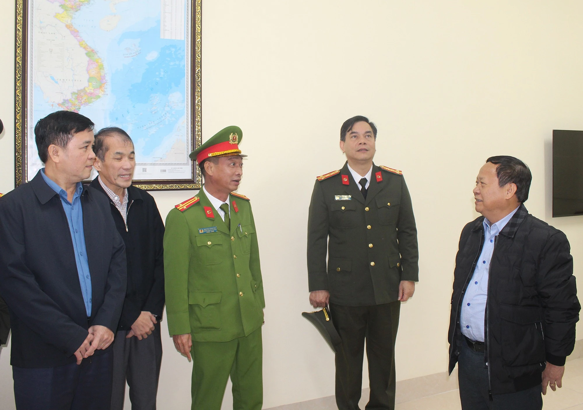 Các đại biểu tham quan phòng làm việc của các cán bộ, chiến sĩ.