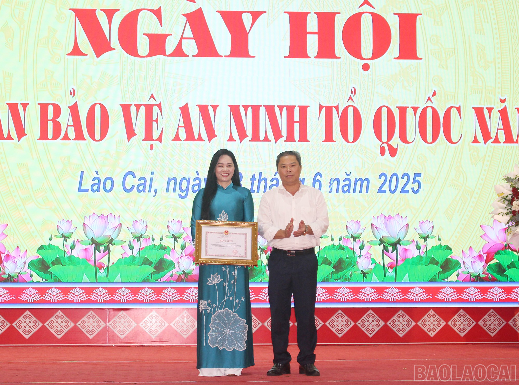 Trao Bằng khen của UBND tỉnh cho tập thể Trường THPT Dân tộc nội trú tỉnh. baolaocai-br_img-5932.jpg