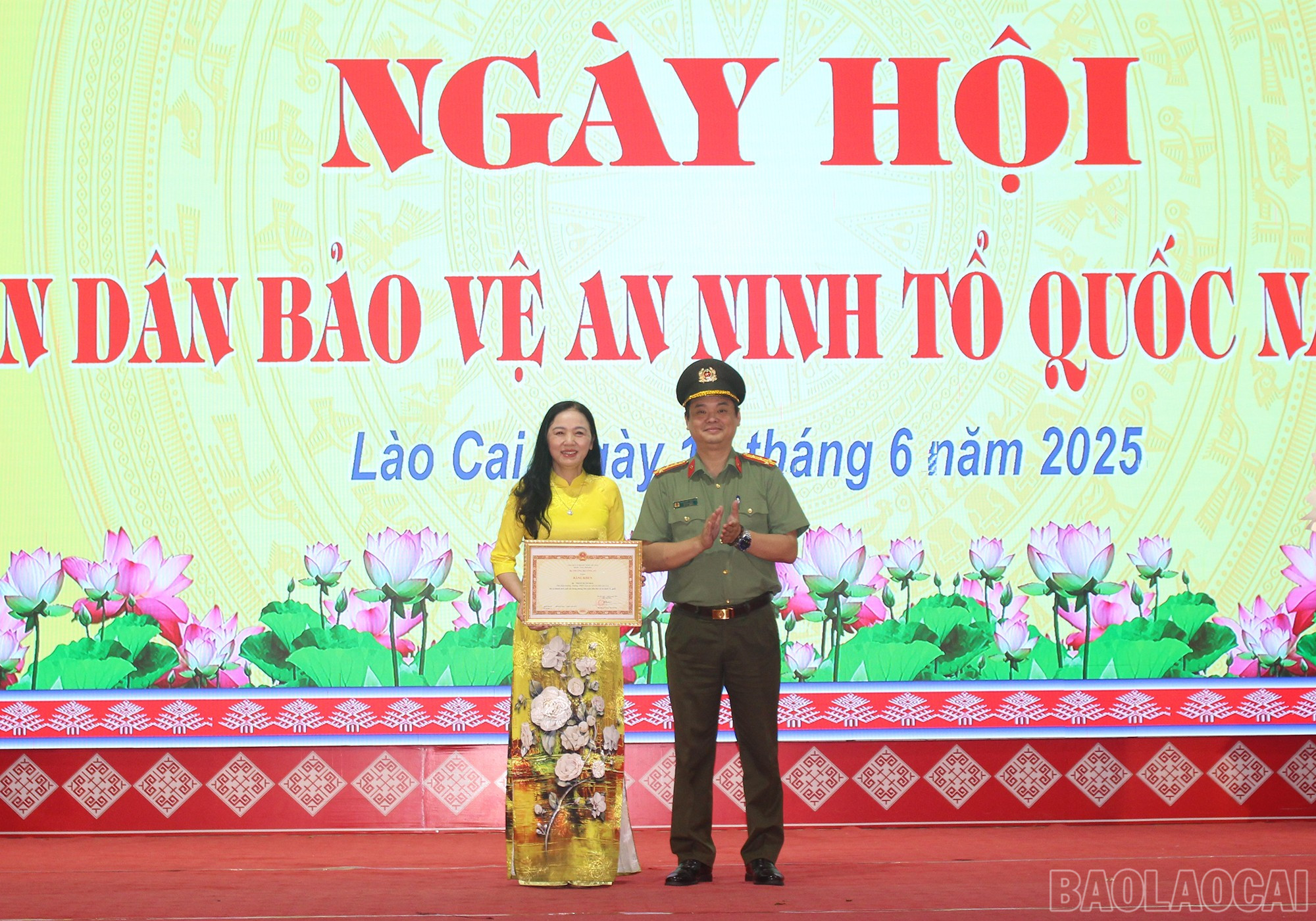 Trao Bằng khen của Bộ Công an cho cá nhân. baolaocai-br_img-5930.jpg