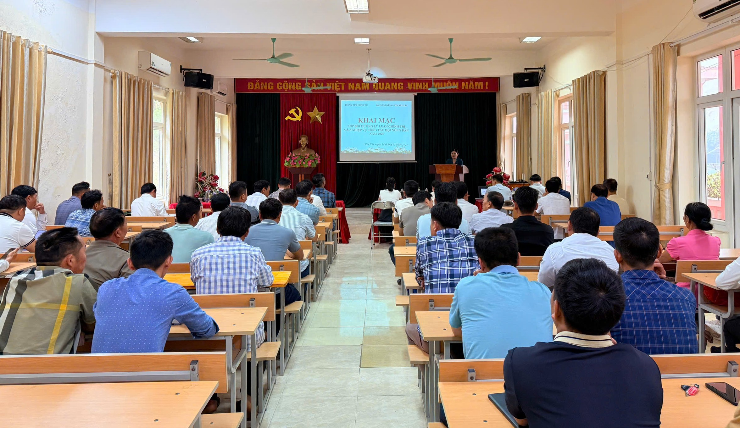 Quang cảnh lớp bồi dưỡng. z6599442578510-96867f8bf908663b2aa463a85b4b80ae.jpg