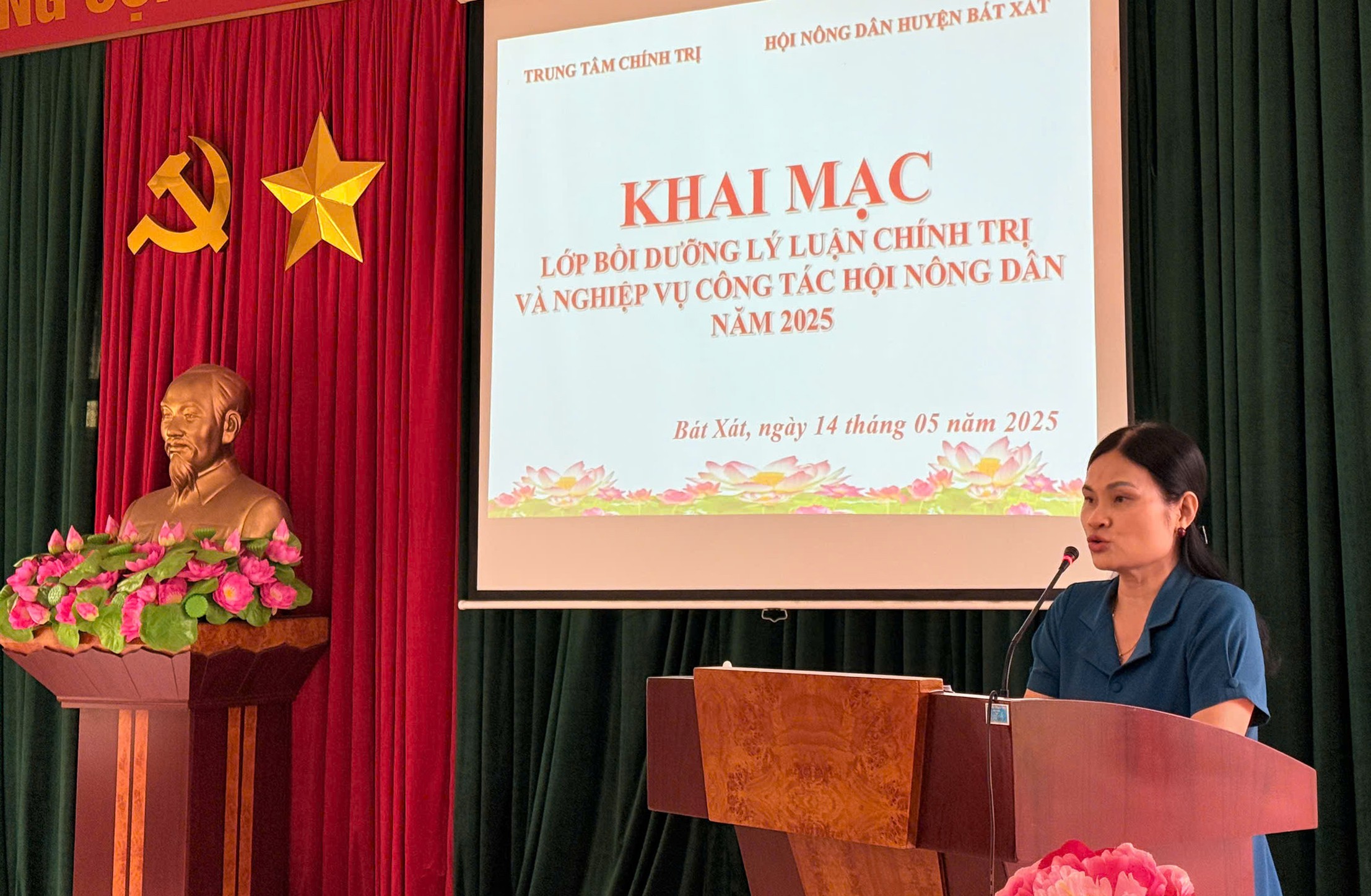 Lãnh đạo Hội Nông dân huyện Bát Xát phát biểu khai mạc lớp bồi dưỡng. z6599442549847-c437a42ec8636ce6a9f1dcf12390ebab.jpg