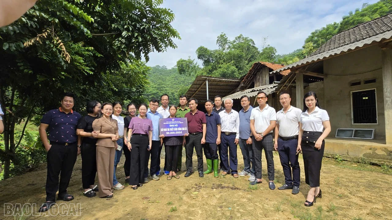 Trao hỗ trợ tiền xây nhà cho 2 hộ gia đình trên địa bàn huyện Văn Bàn.