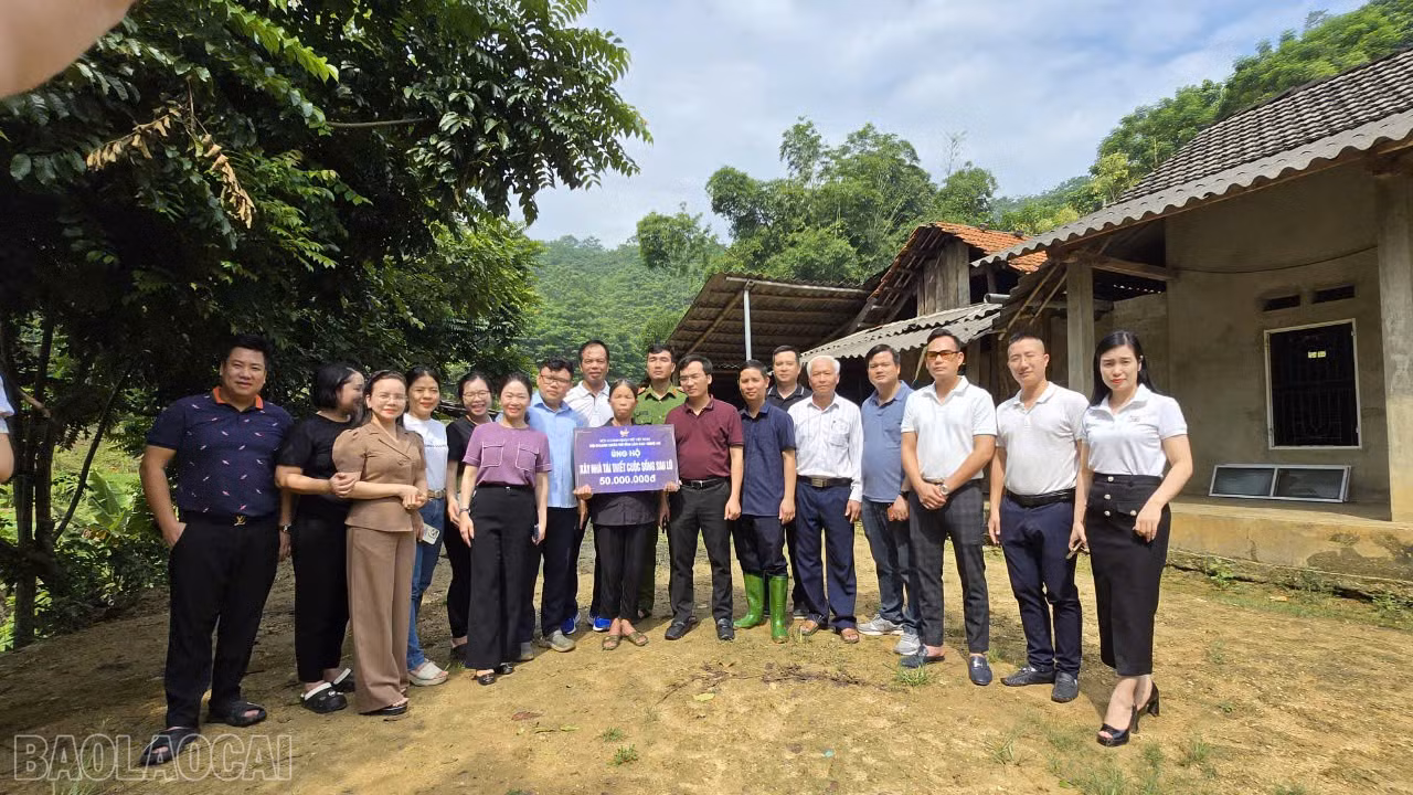 Trao hỗ trợ tiền xây nhà cho 2 hộ gia đình trên địa bàn huyện Văn Bàn.