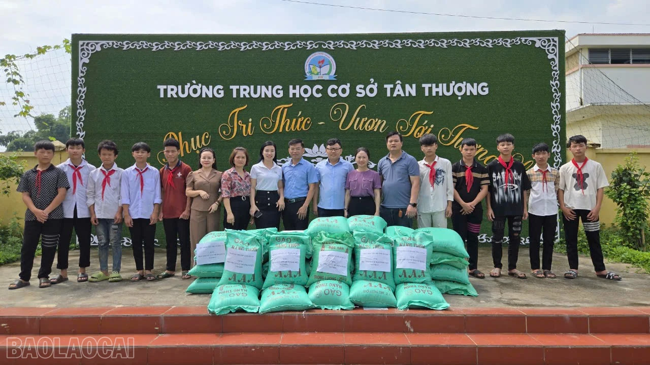 Đoàn hỗ trợ 1 tấn gạo cho Trường THCS Tân Thượng, xã Tân Thượng.