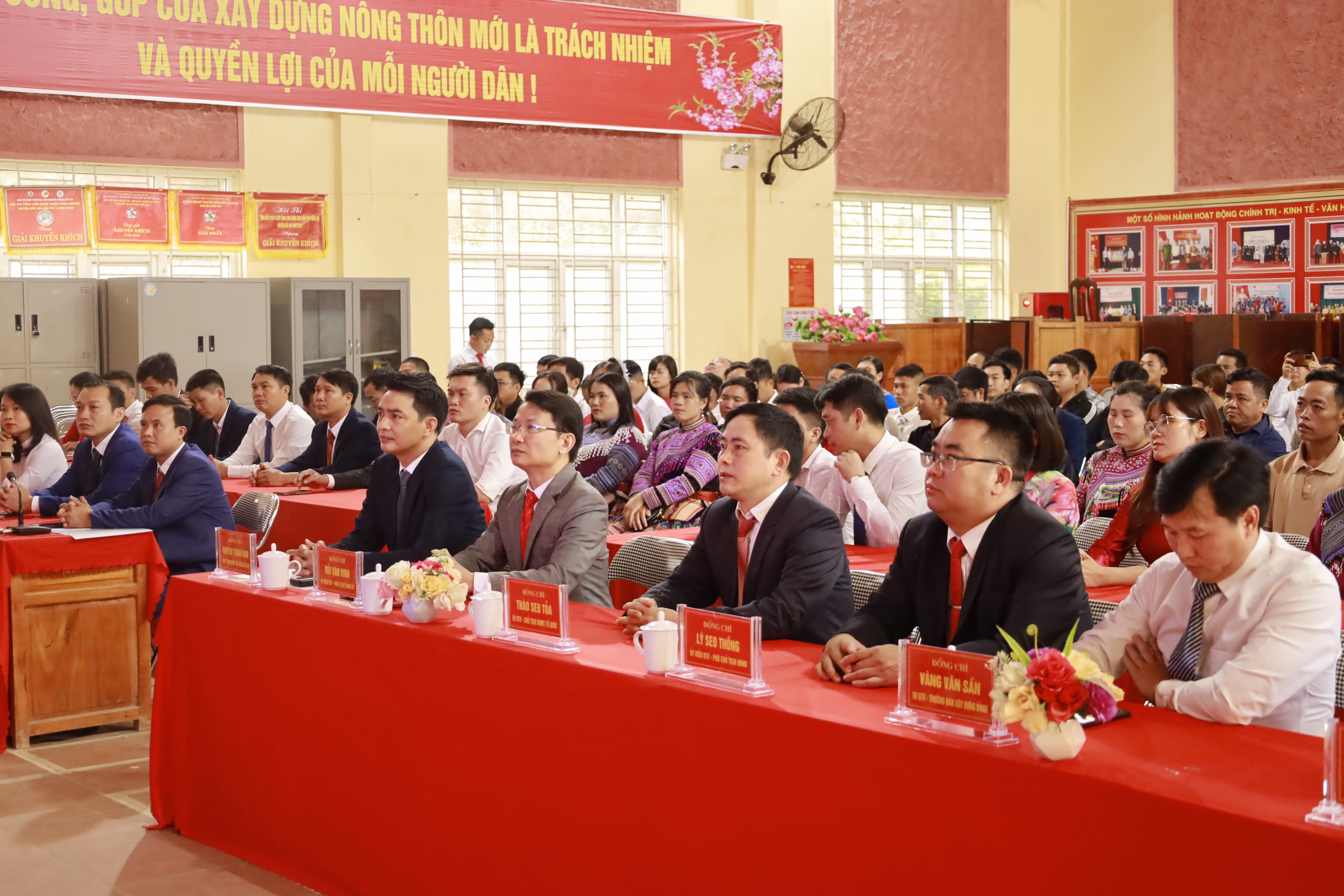 Đại biểu và người dân dự hội nghị.