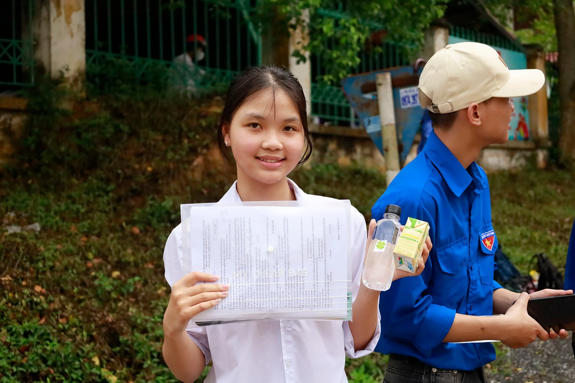 Em Trịnh Bảo Ngọc, học sinh Trường THPT số 3 huyện Bảo Thắng tự tin với bài thi của mình.