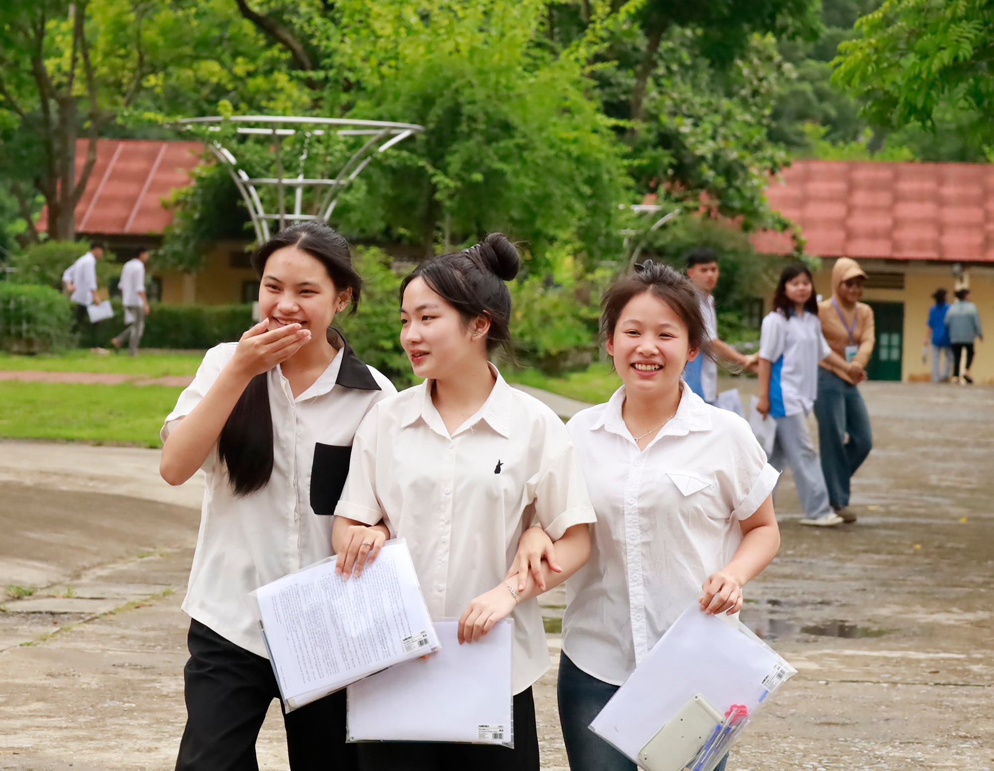Các thí sinh có thoải mái sau khi ra khỏi phòng thi. Các thí sinh có thoải mái sau khi ra khỏi phòng thi.