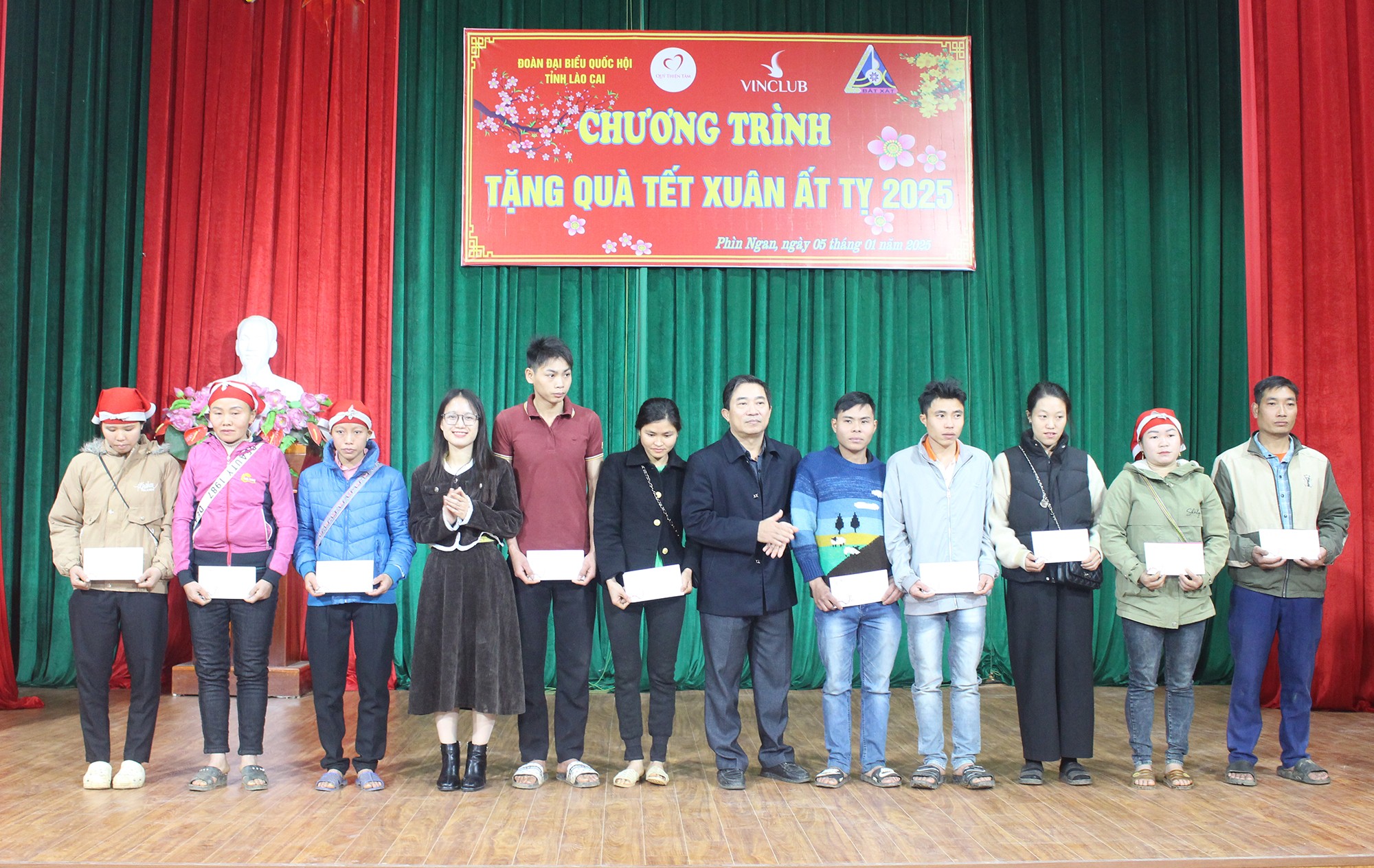 Tặng quà các hộ gia đình. Tặng quà các hộ gia đình.