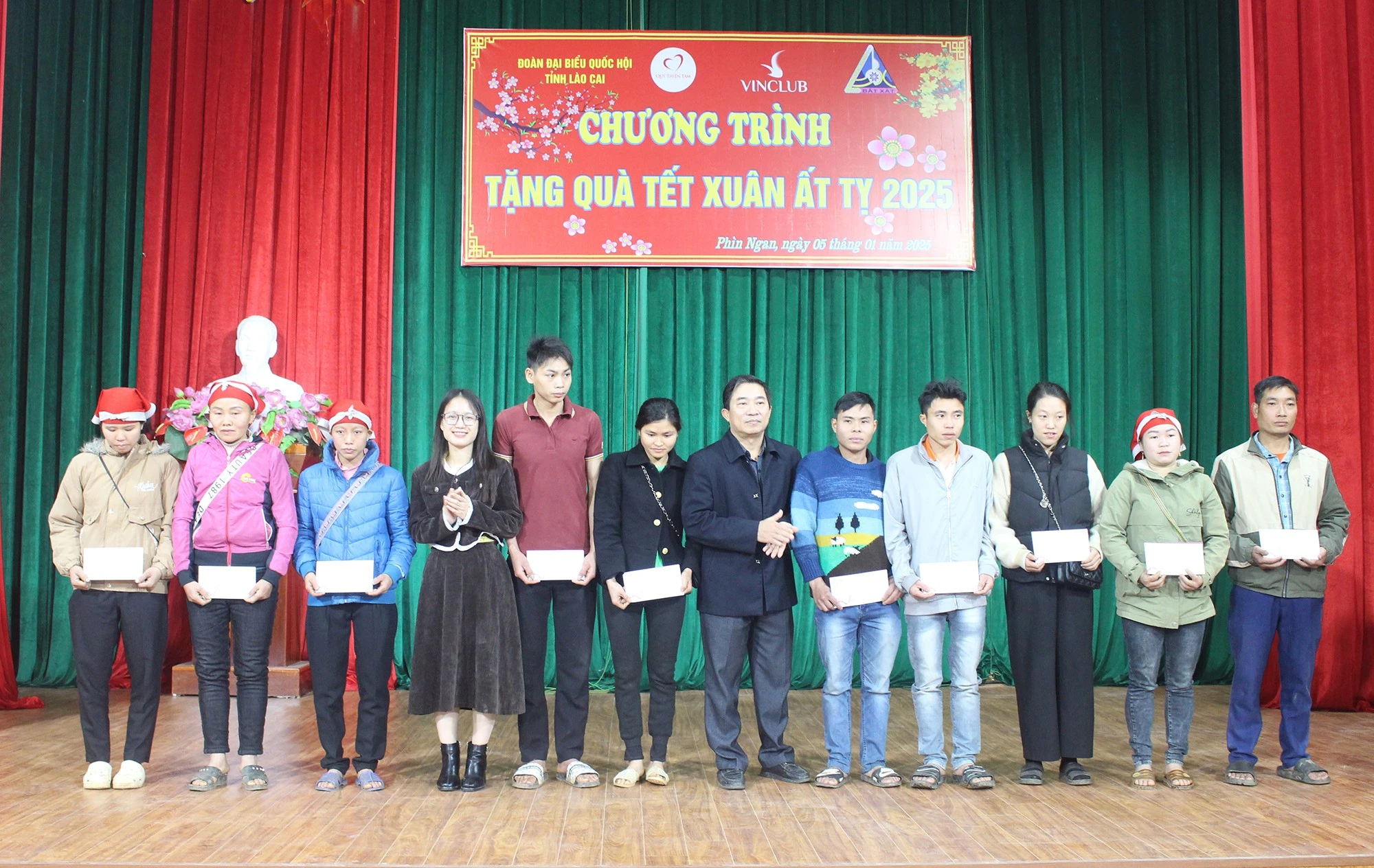 Tặng quà các hộ gia đình.