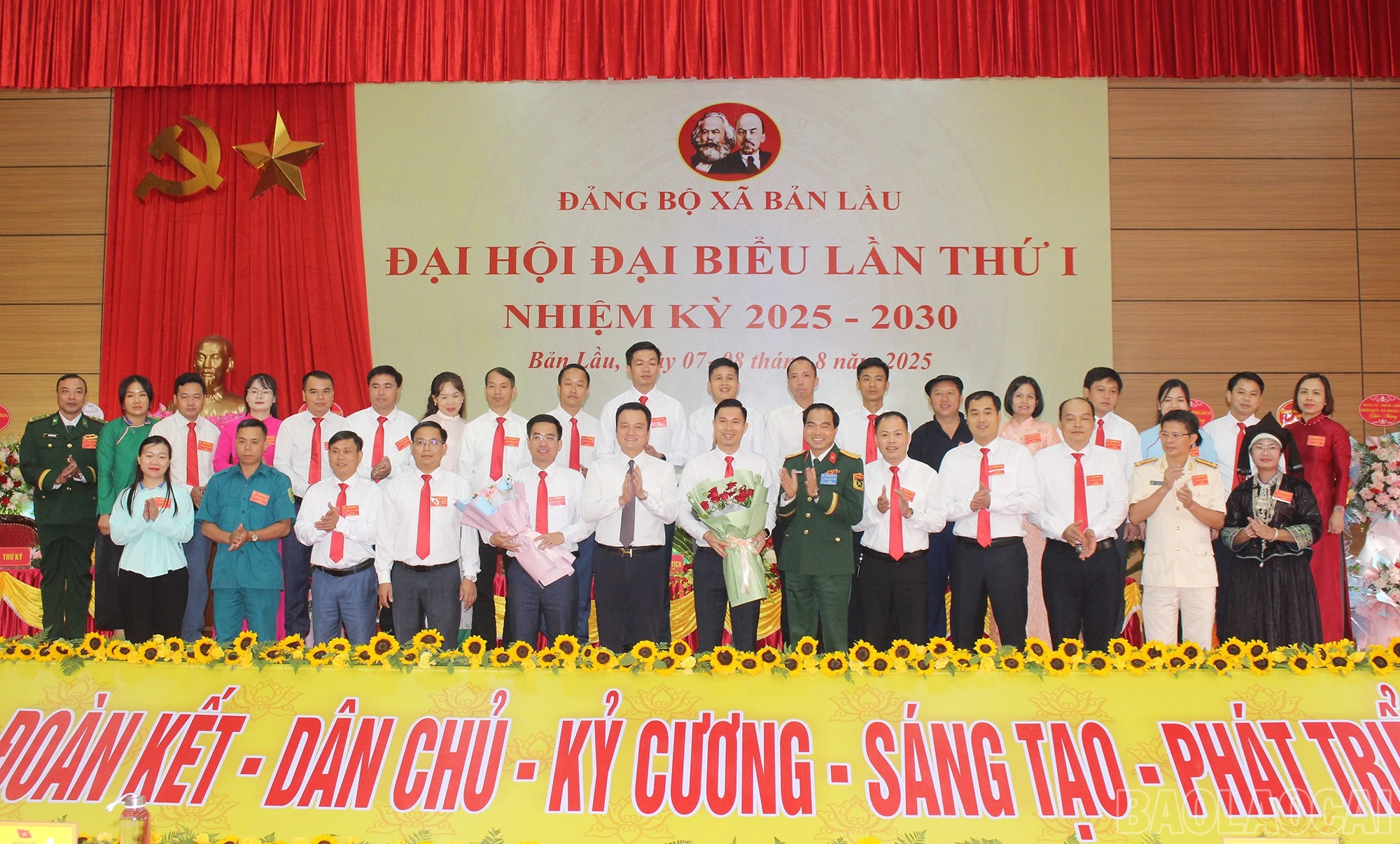 Ban Chấp hành Đảng bộ xã Bản Lầu ra mắt đại hội.