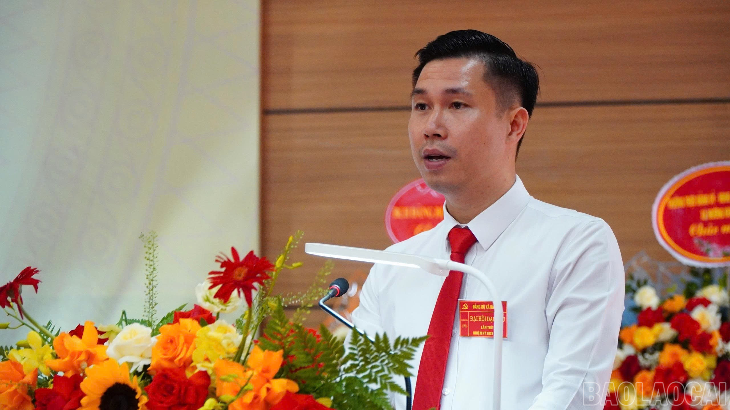 Đồng chí Nguyễn Trọng Huân, Bí thư đảng ủy xã Bản Lầu phát biểu khai mạc đại hội. Đồng chí Nguyễn Trọng Huân, Bí thư đảng ủy xã Bản Lầu phát biểu khai mạc đại hội.