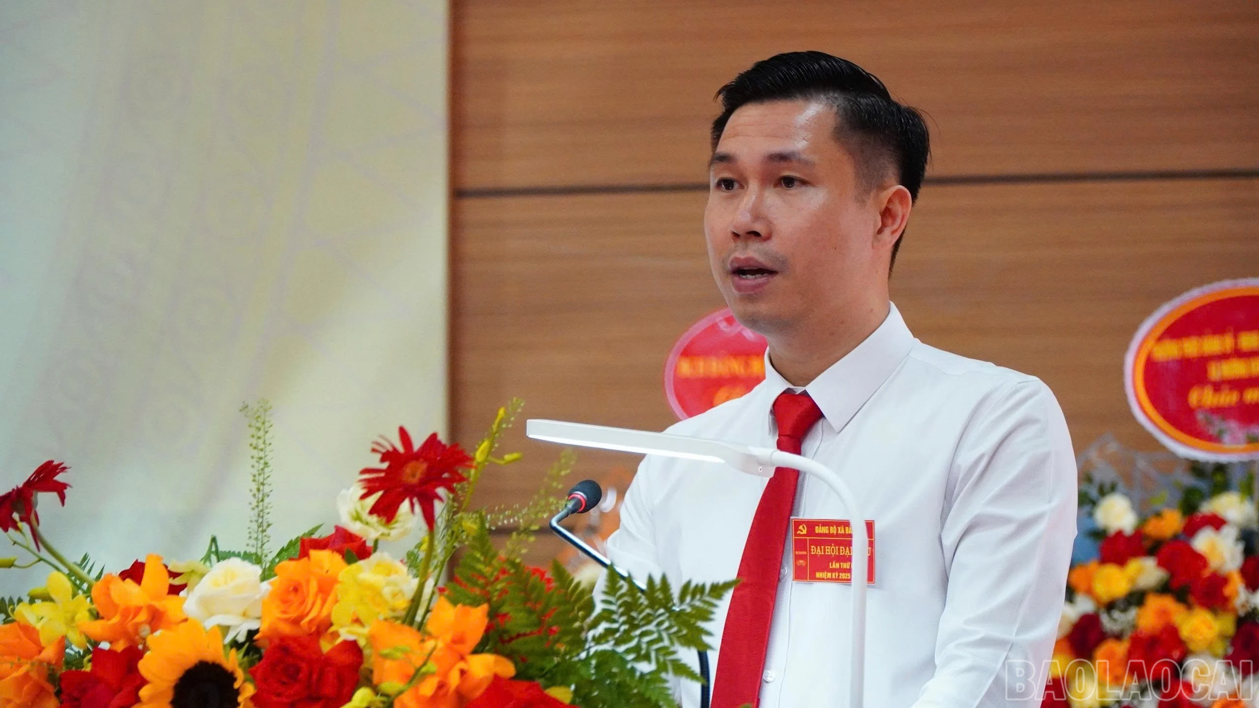 Đồng chí Nguyễn Trọng Huân, Bí thư đảng ủy xã Bản Lầu phát biểu khai mạc đại hội.