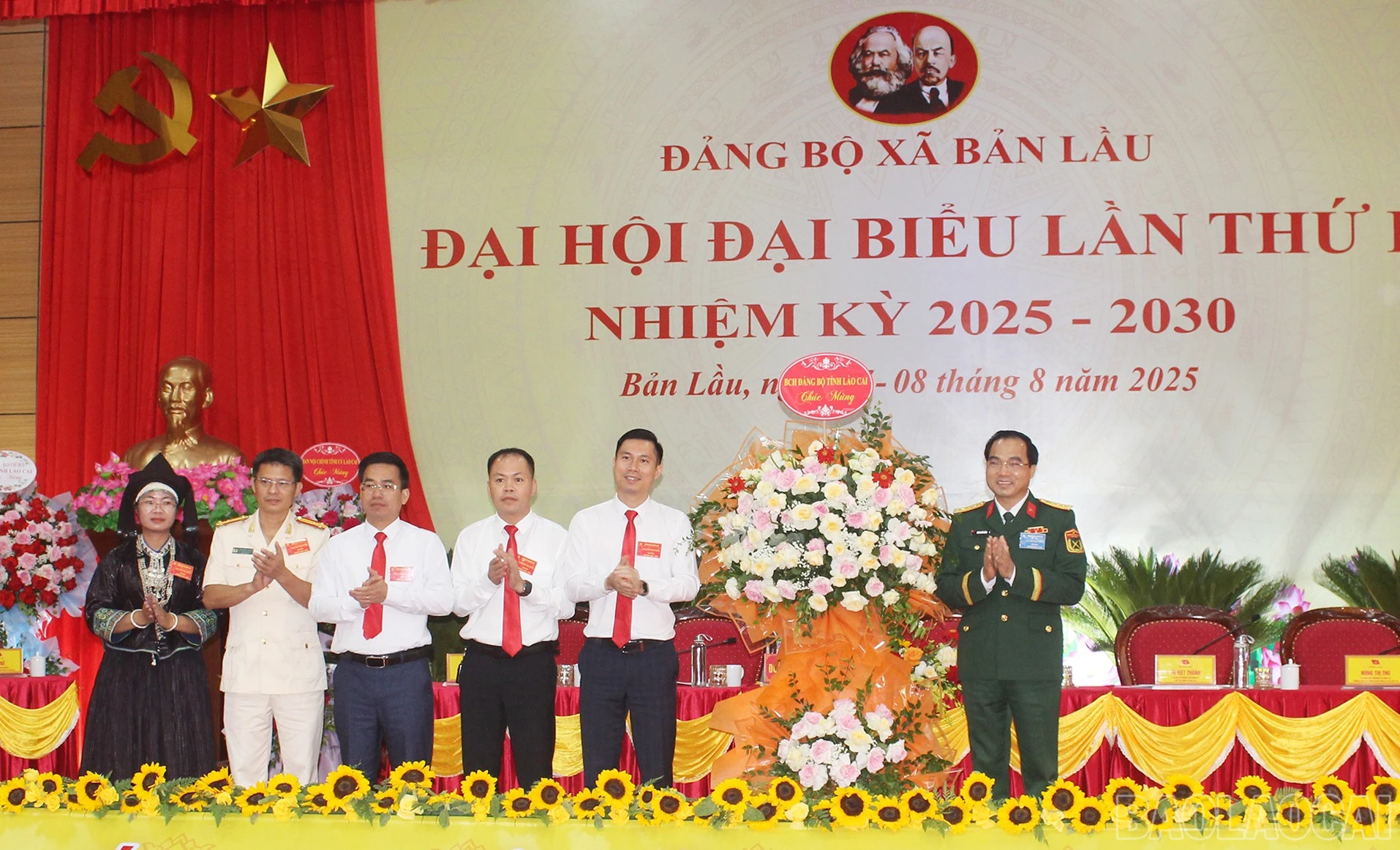 Thay mặt Ban Chấp hành Đảng bộ tỉnh, đồng chí Đặng Quốc Đồng, Ủy viên Ban Thường vụ Tỉnh ủy, Chỉ huy trưởng Bộ CHQS tỉnh tặng hoa chúc mừng đại hội.