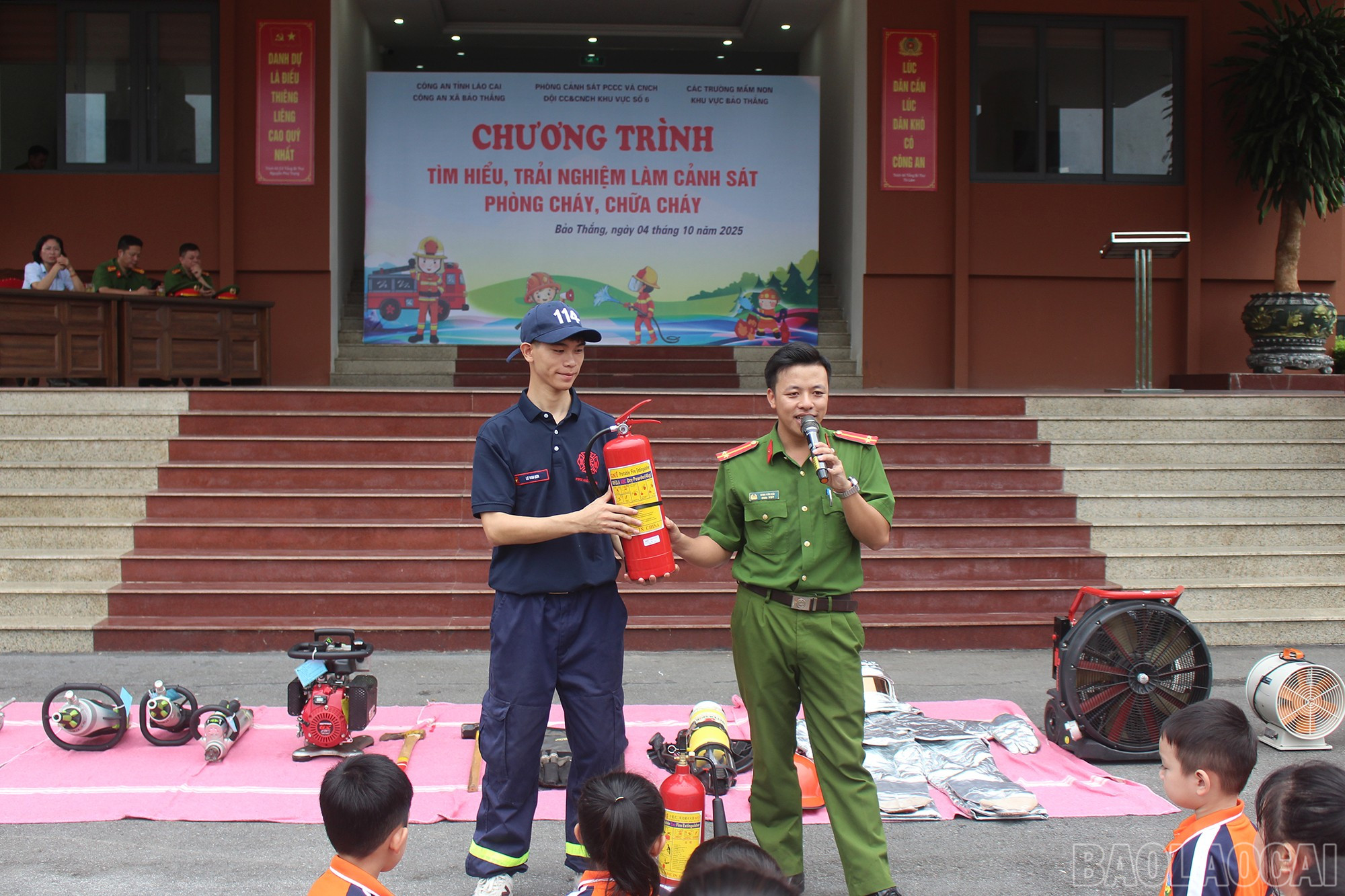 Cán bộ Đội chữa cháy và Cứu nạn, cứu hộ Khu vực 6 hướng dẫn cách sử dụng bình chữa cháy. baolaocai-br_img-6943.jpg