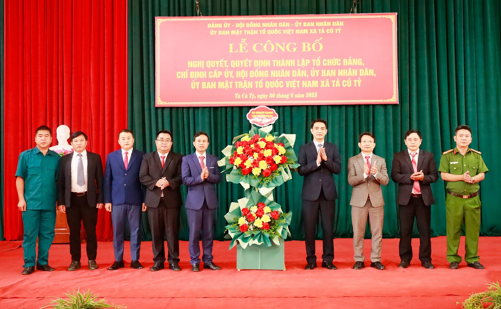 Trao quyết định và tặng hoa chúc mừng Ban Chấp hành Đảng bộ xã Tả Củ Tỷ, nhiệm kỳ 2020 - 2025.