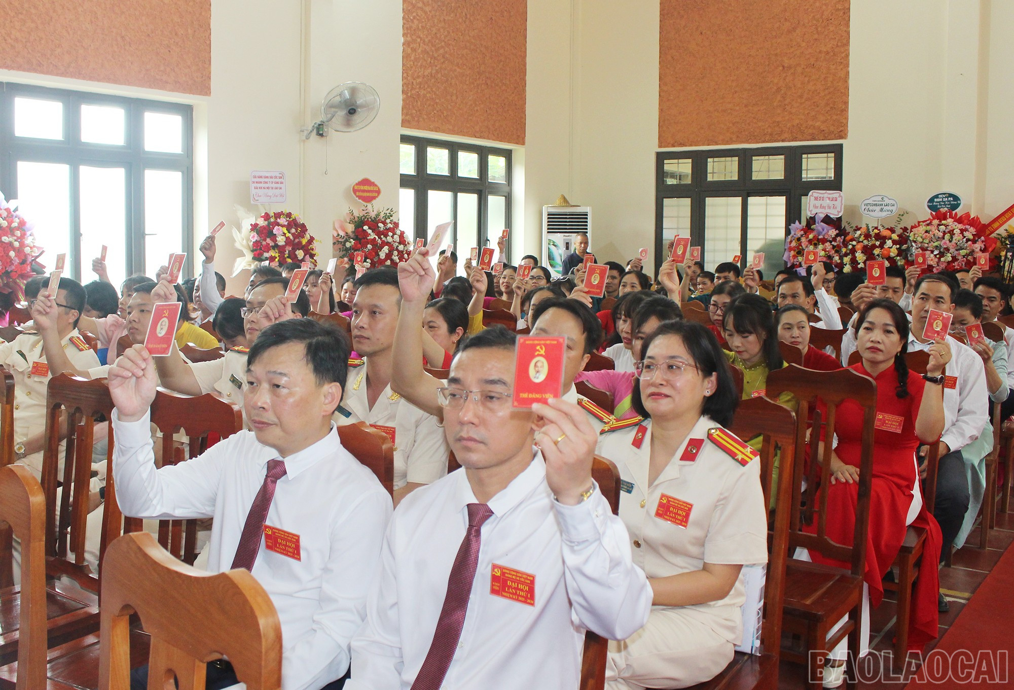 Các đại biểu biểu quyết nghị quyết đại hội. baolaocai-br_img-6256.jpg