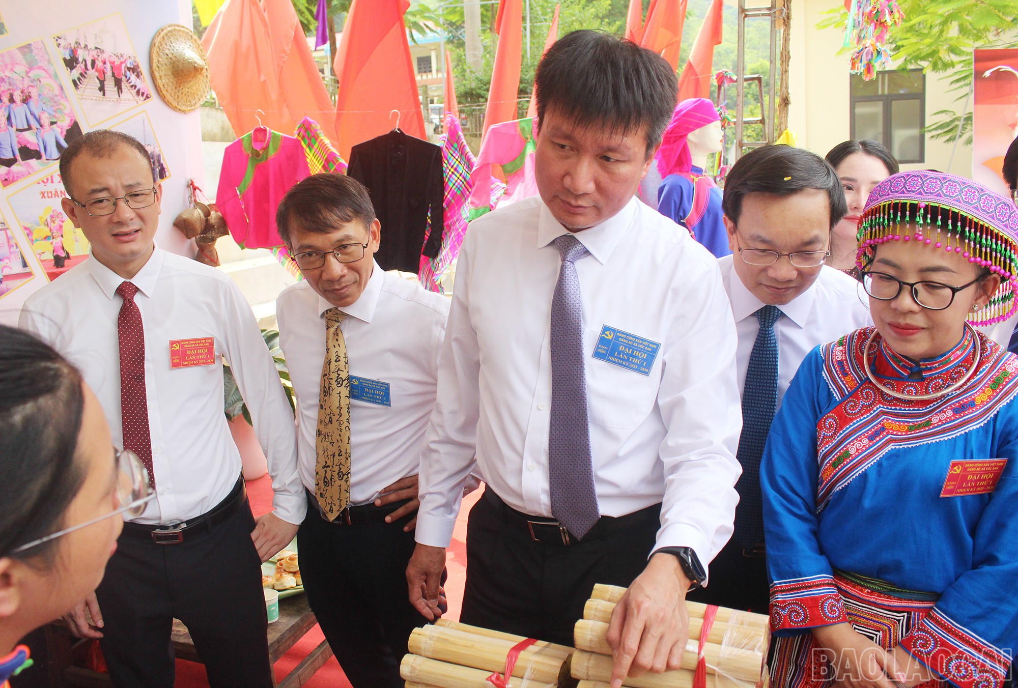 Đồng chí Trần Huy Tuấn -Phó Bí thư Tỉnh ủy, Chủ tịch UBND tỉnh tham quan gian hàng OCOP xã Cốc San. baolaocai-br_img-6189.jpg