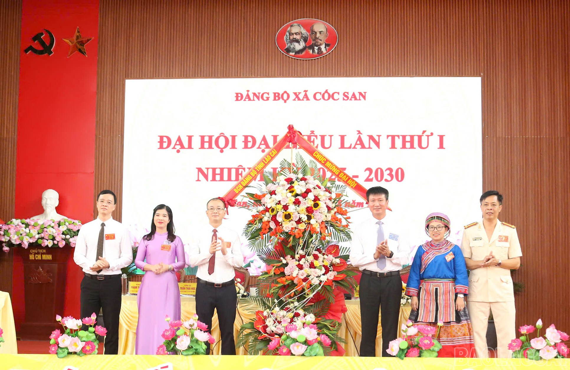 Đồng chí Trần Huy Tuấn -Chủ tịch UBND tỉnh tặng hoa chúc mừng Đại hội. Đồng chí Trần Huy Tuấn -Chủ tịch UBND tỉnh tặng hoa chúc mừng Đại hội.