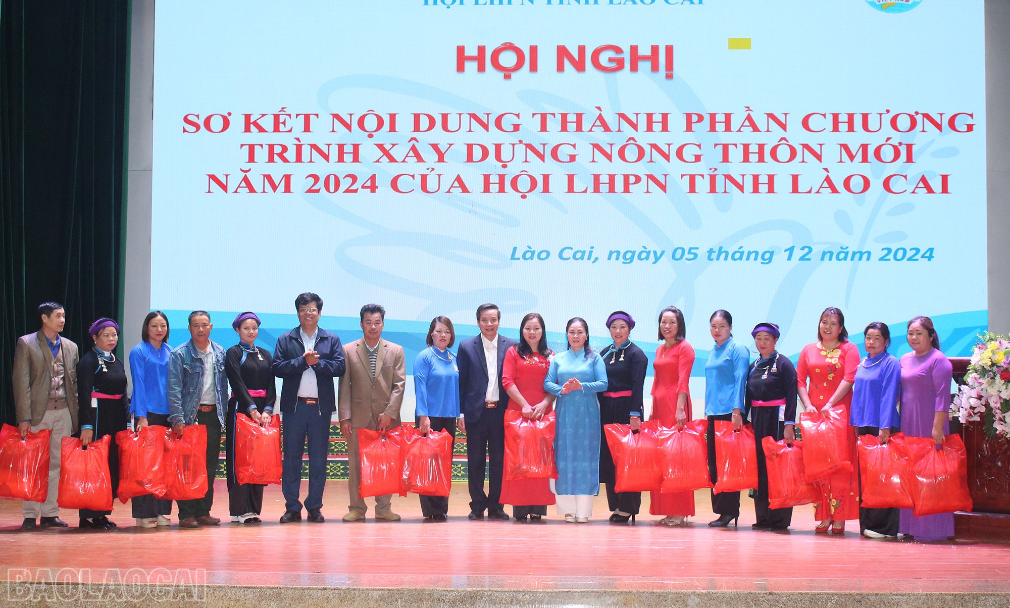 Tặng quà các thành viên mô hình “Bảo vệ môi trường nông thôn gắn với gia đình 5 có, 3 sạch” ở thôn Na Lo. baolaocai-bl_img-3856.jpg