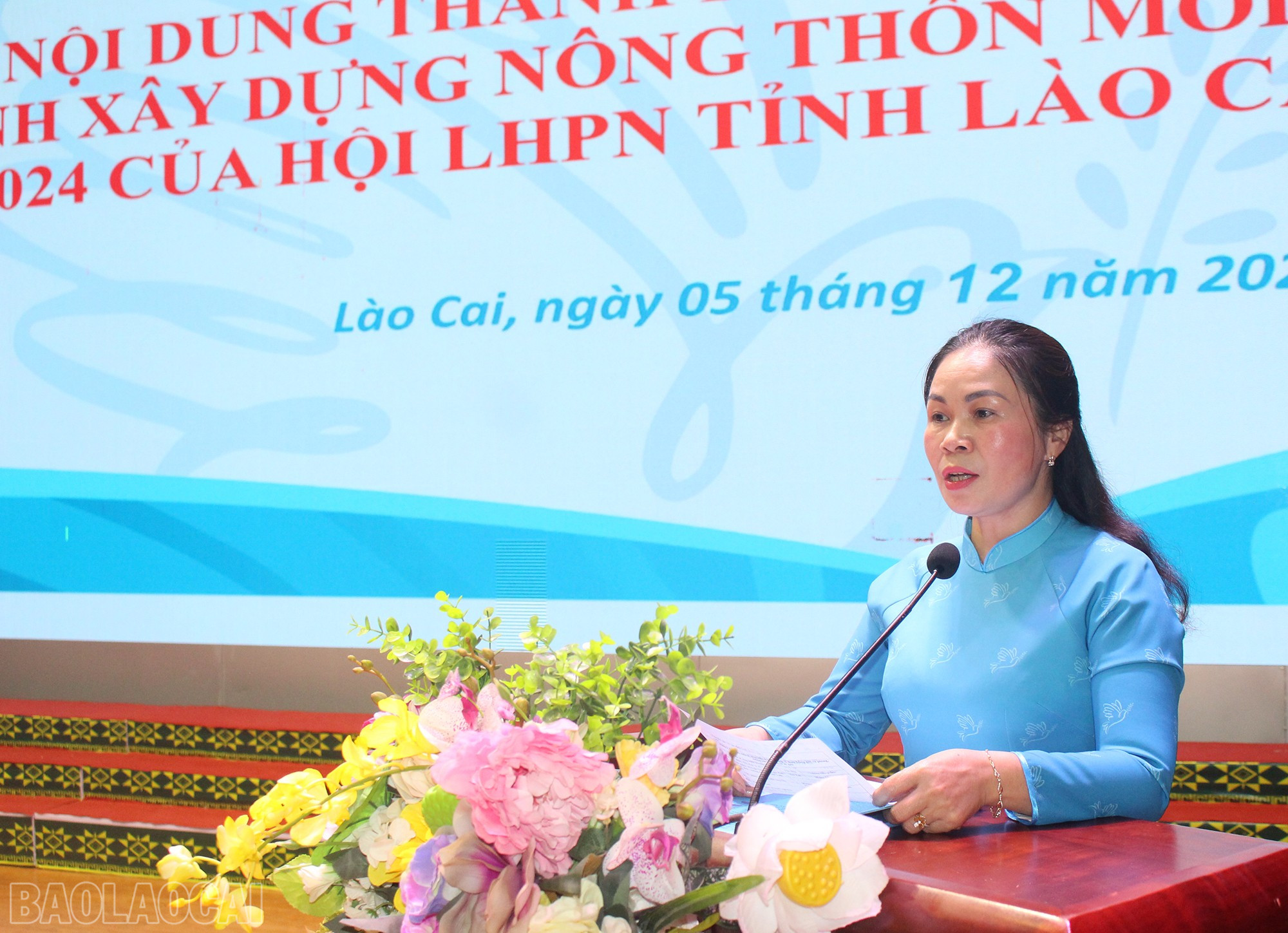 Lãnh đạo Hội LHPN tỉnh báo cáo kết quả thực hiện mô hình "Bảo vệ môi trường nông thôn gắn với gia đình 5 có, 3 sạch”. baolaocai-bl_img-3830.jpg