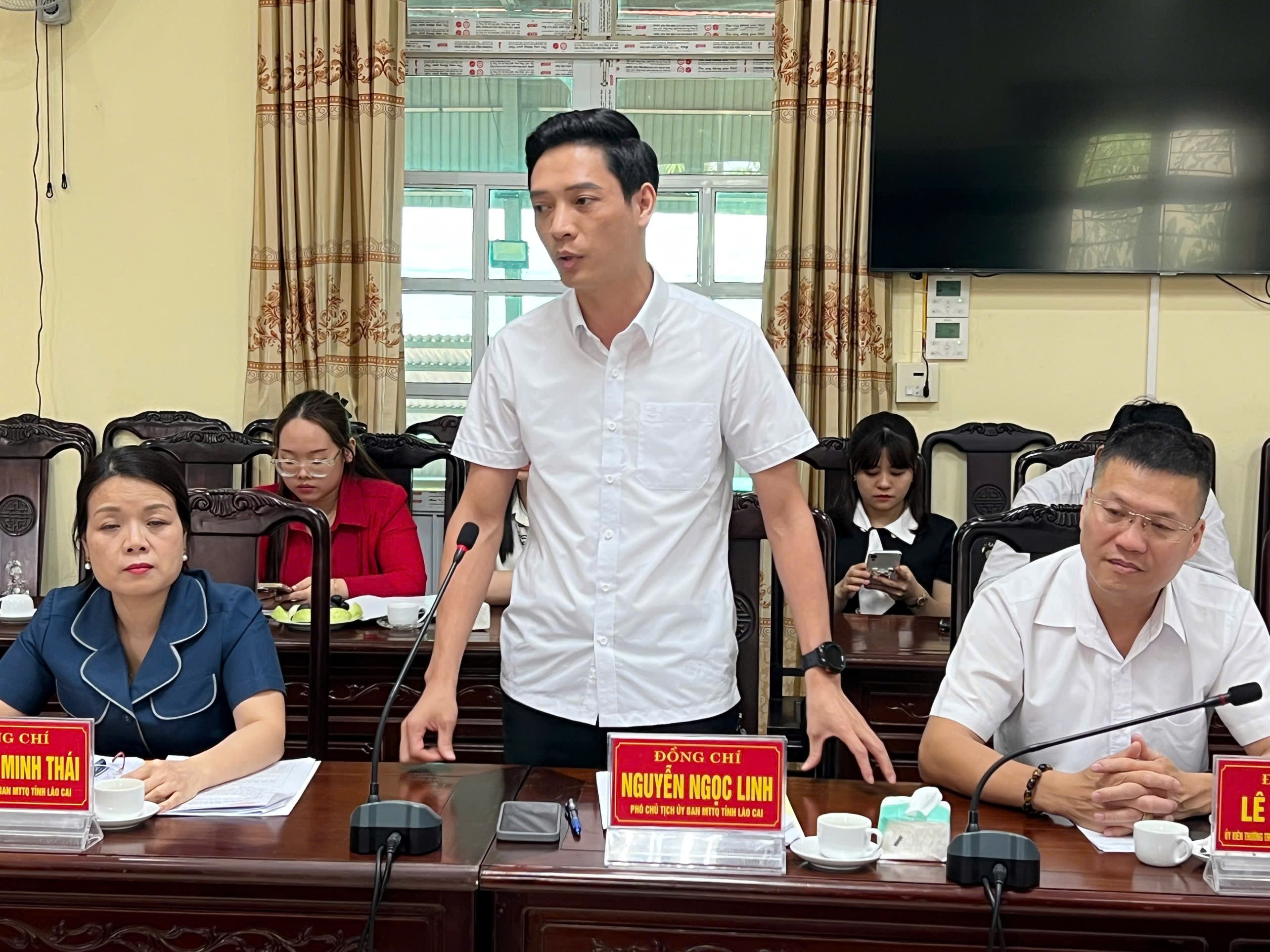 Đại diện Ban Thường trực Ủy ban MTTQ Việt Nam tỉnh Lào Cai phát biểu ý kiến tại hội nghị. z6604425465912-b2ad706b7b193bdbf7f020a8085477fb.jpg