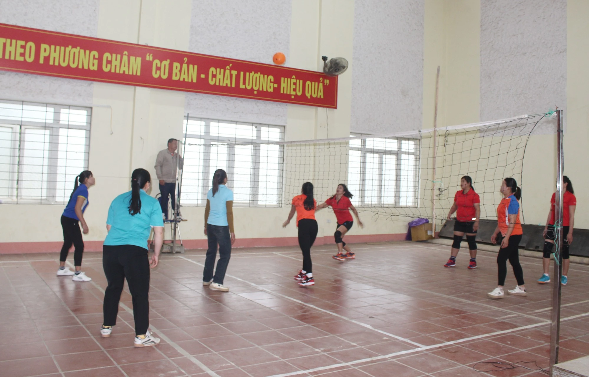 Thi đấu môn bóng chuyền hơi.