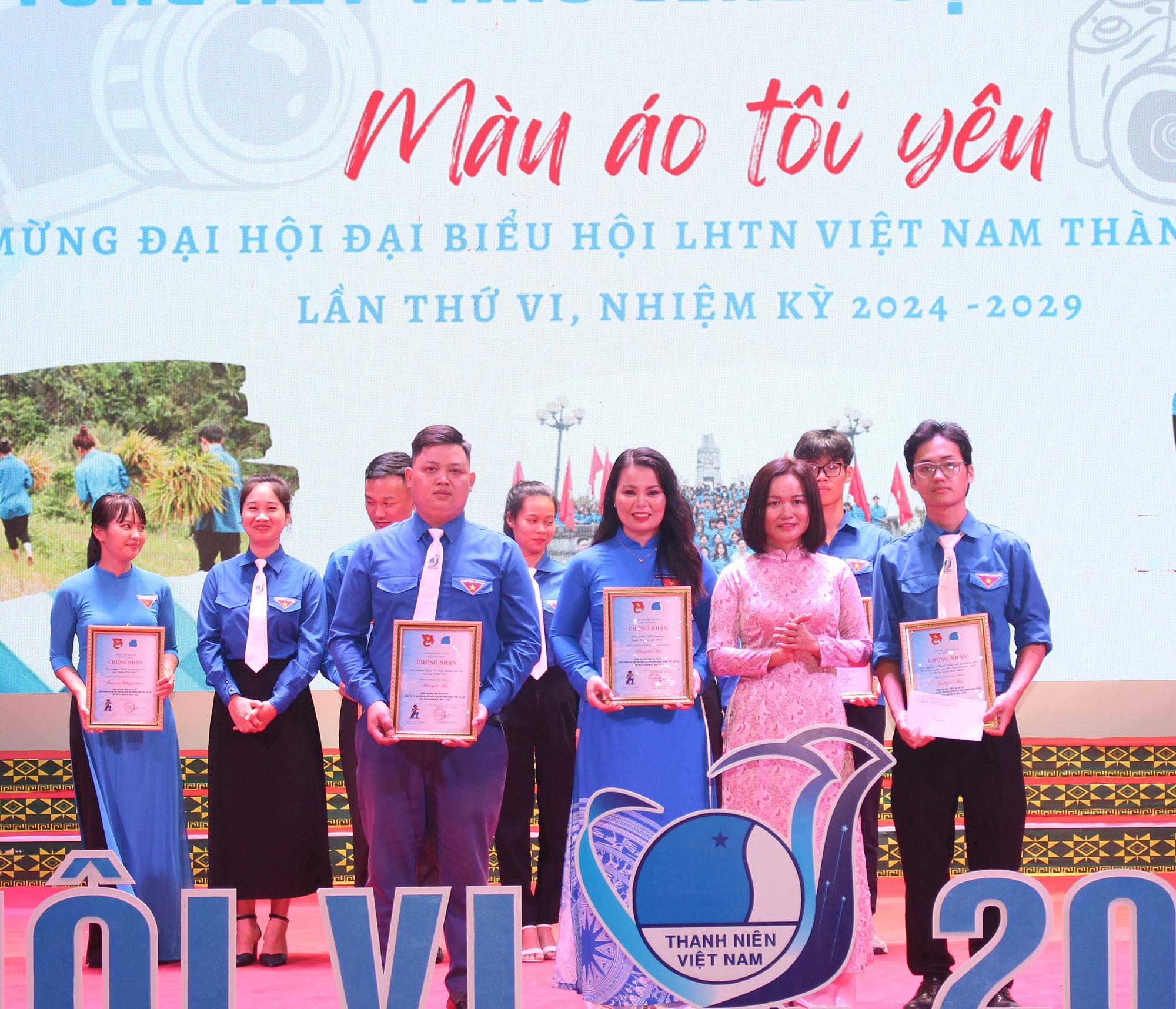 Trao giải Ba cho các đơn vị. IMG_1670.JPG