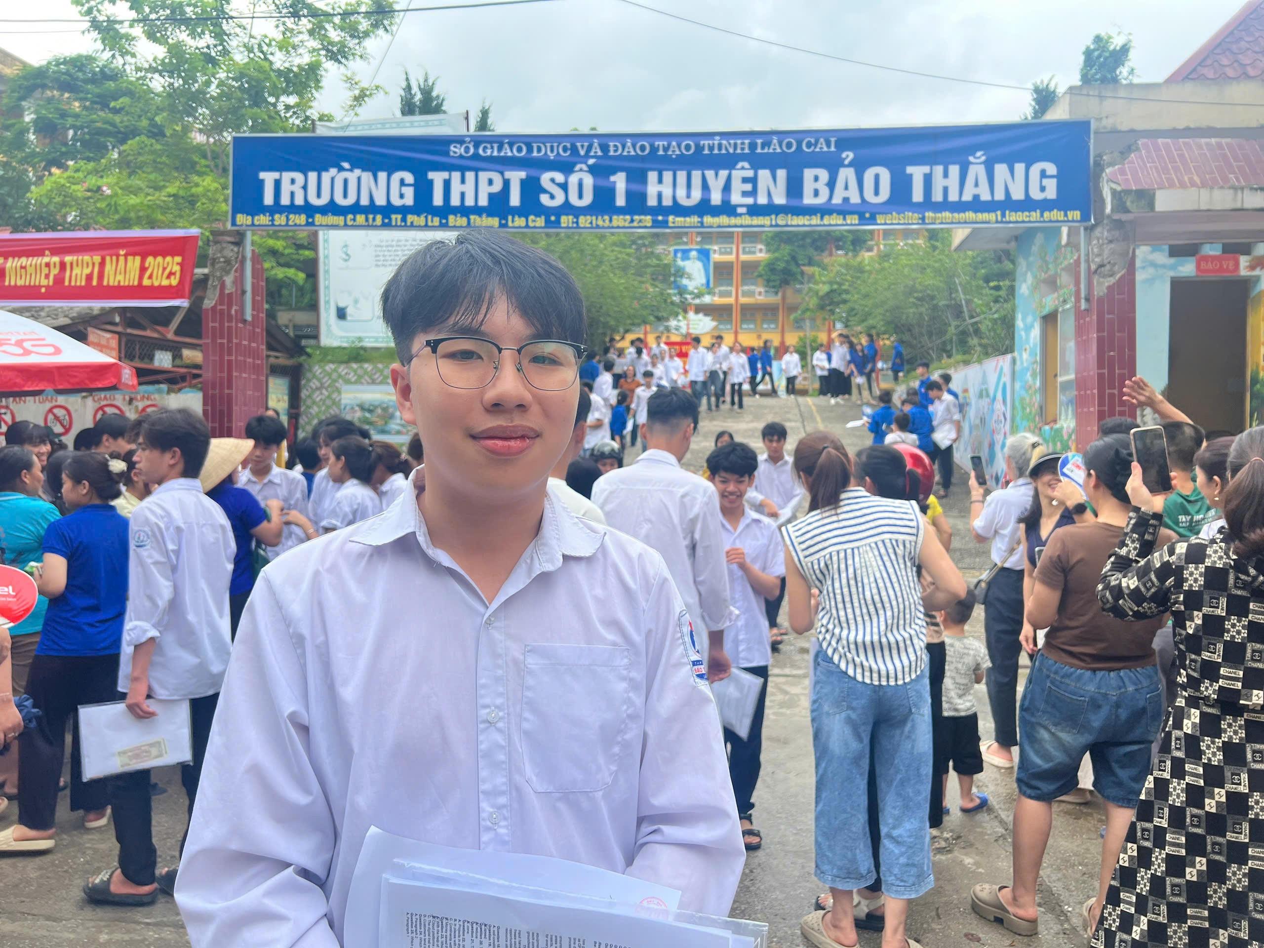 Em Nguyễn Đức Duy vui mừng khi hoàn thành tốt môn Vật lý. Em Nguyễn Đức Duy vui mừng khi hoàn thành tốt môn Vật lý.
