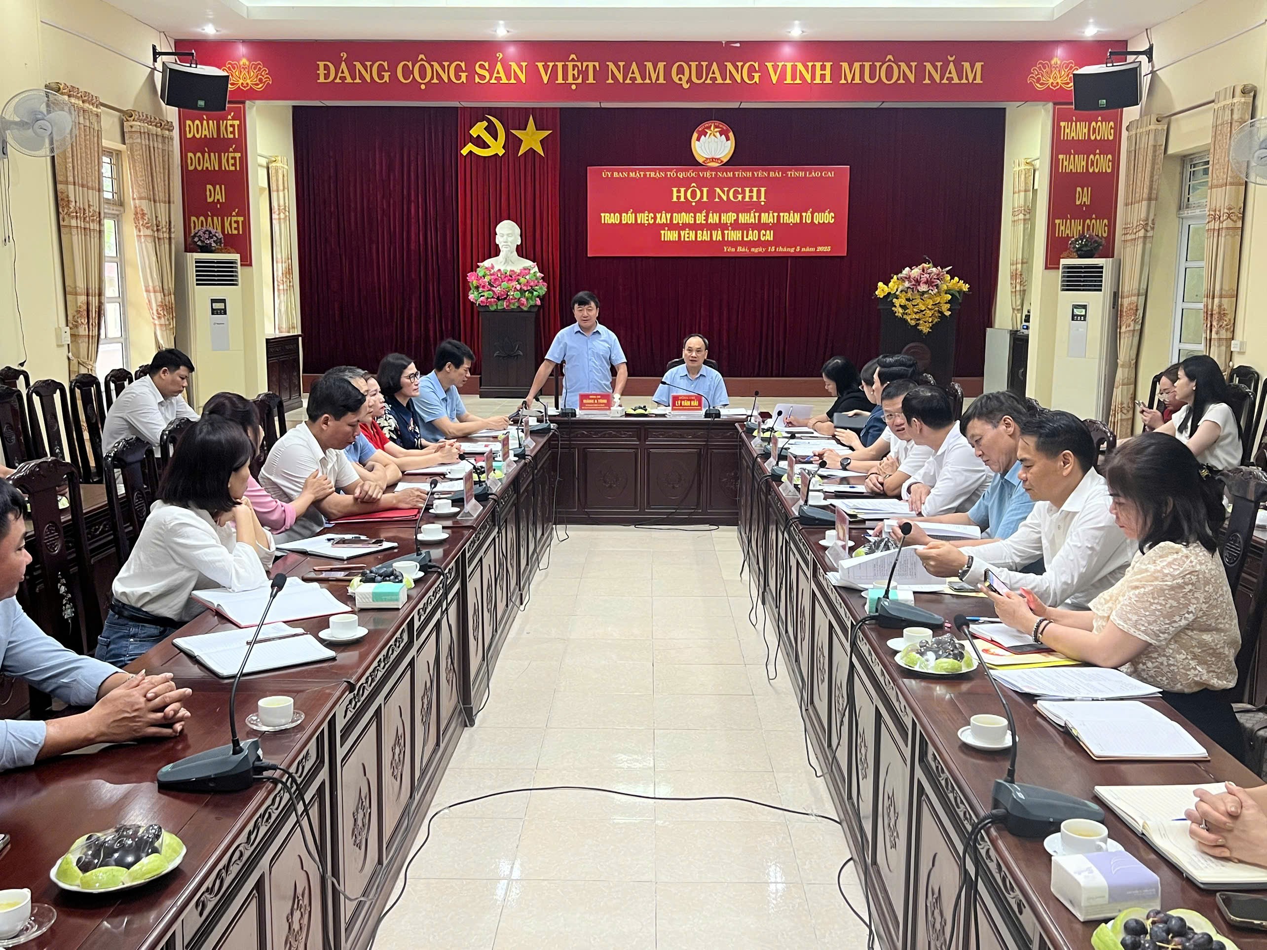 Quang cảnh buổi làm việc. z6604278304987-3bcedc346b6b3e838d921e0acd89bc2c.jpg