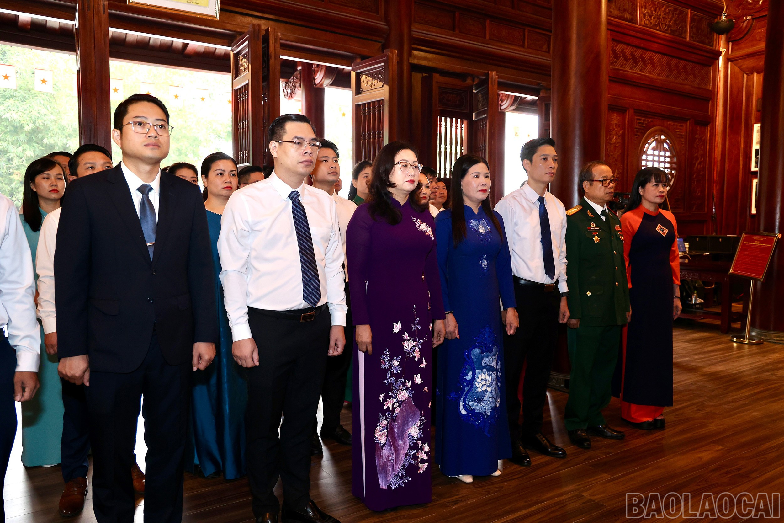 Đoàn đại biểu dâng hương tưởng niệm Chủ tịch Hồ Chí Minh. baolaocai-br_z7173301173160-f9bd2cf7ece74aab46227bd1ee8ee64f.jpg