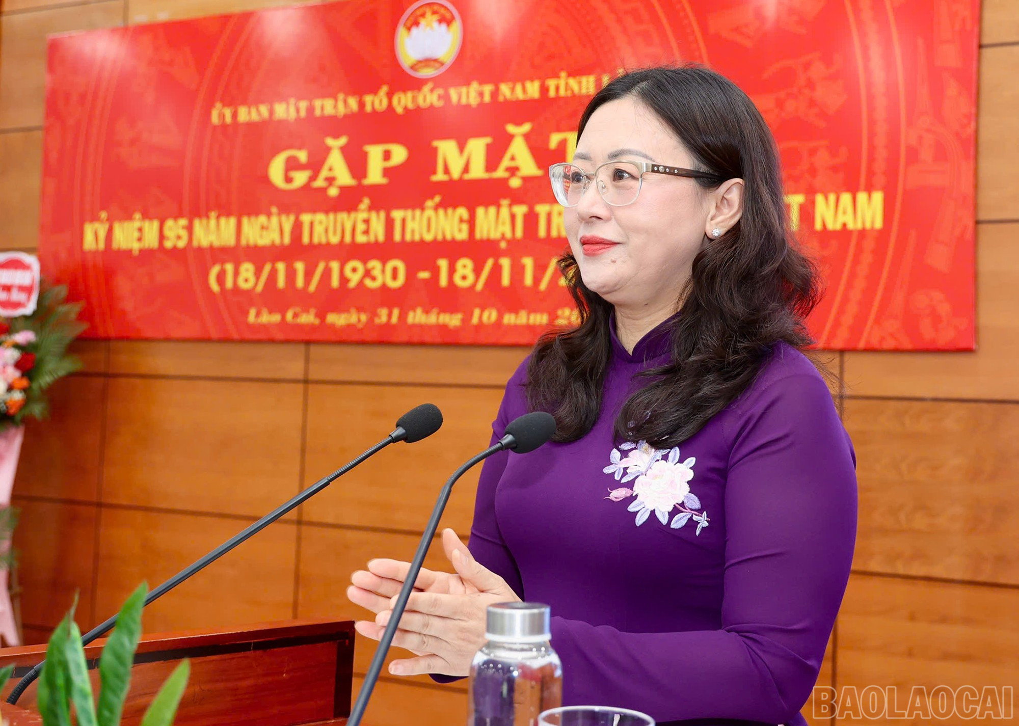 Đồng chí Giàng Thị Dung - Phó Bí thư Tỉnh ủy, Chủ tịch Ủy ban MTTQ Việt Nam tỉnh đọc diễn văn kỷ niệm ôn lại truyền thống lịch sử vẻ vang của Mặt trận Dân tộc thống nhất Việt Nam. baolaocai-br_z7173722637859-34b011da9e97c8ce4b8a7d07829aa67b.jpg