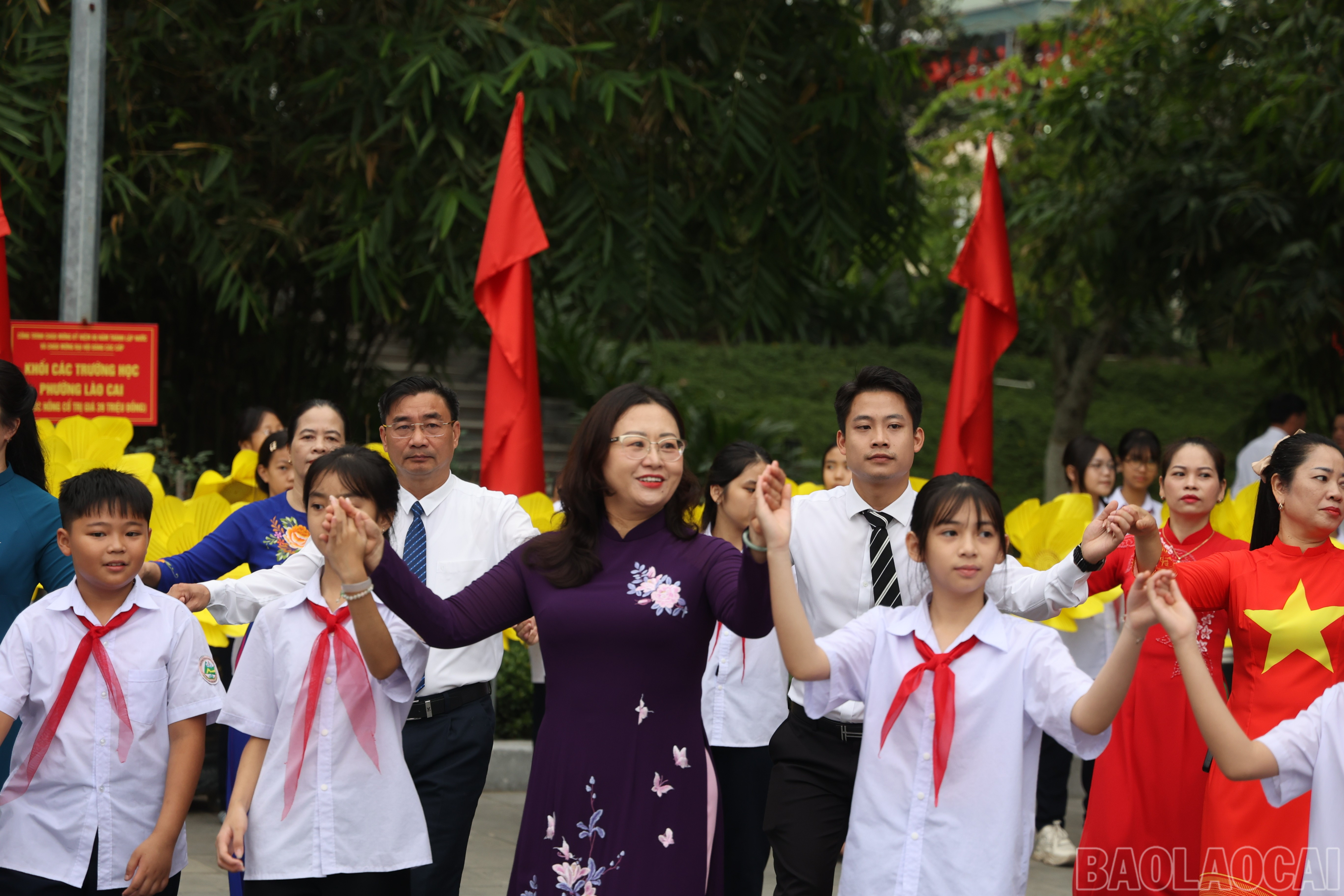 Delegația Frontului Patriei Vietnameze din provincia Lao Cai, profesorii și elevii Școlii Gimnaziale Ngo Van So au dansat dansul xoe pentru a întâmpina Congresul Frontului Patriei Vietnameze din provincia Lao Cai. baolaocai-br_z7173305378336-8edcc5a0c88728c3997f5569dacdadfc.jpg