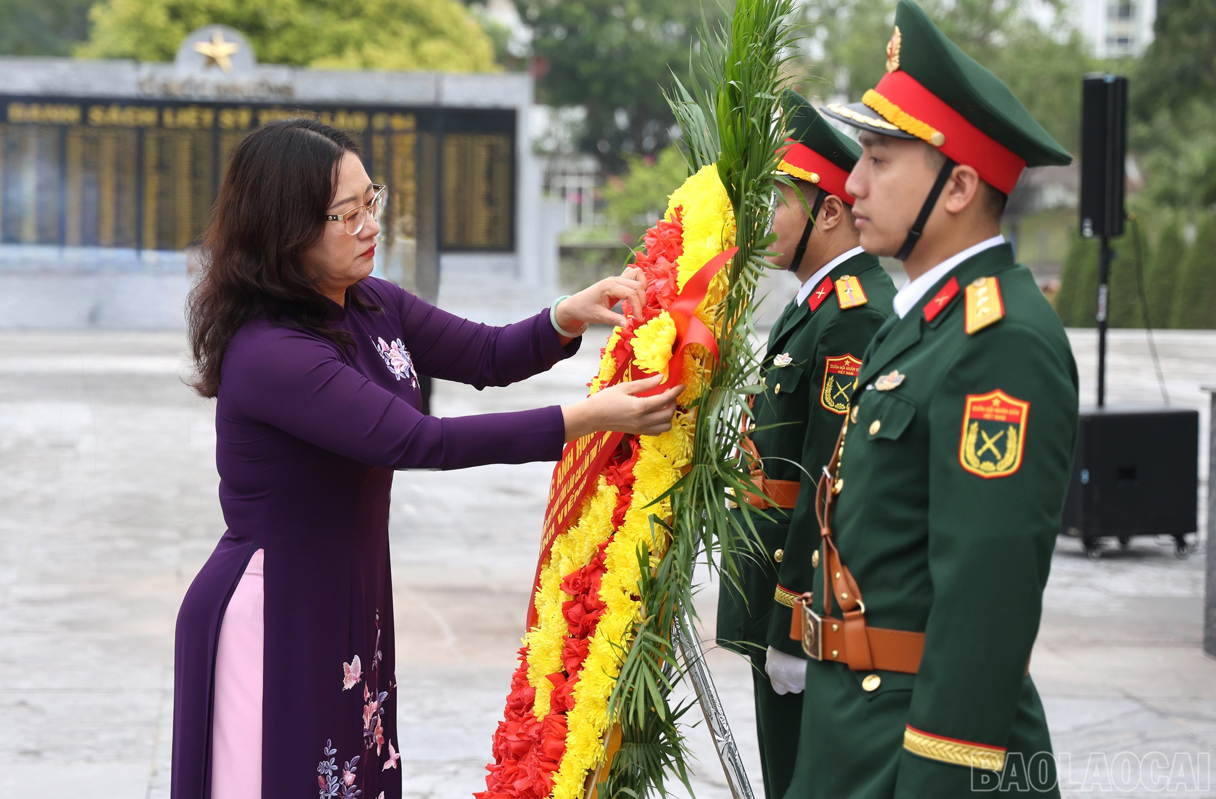 Đoàn đại biểu đặt vòng hoa, dâng hương tưởng niệm các Anh hùng liệt sĩ. baolaocai-br_z7173275085832-9256d4c5a099d26a1f3268a685e1570f.jpg