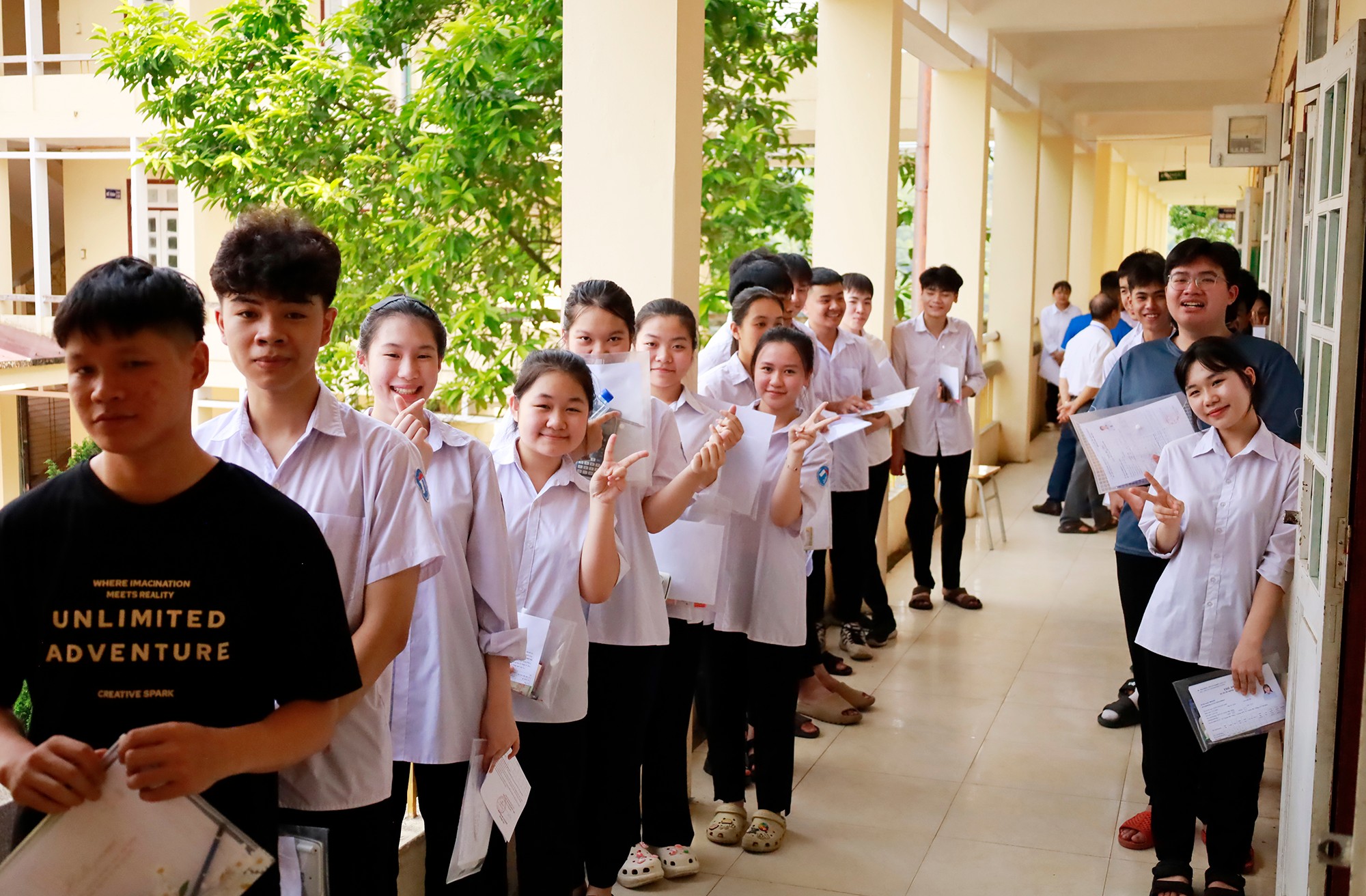 Các thí sinh có tâm trạng thoải mái, vui vẻ trước khi bước vào môn thi thứ 2. Các thí sinh có tâm trạng thoải mái, vui vẻ trước khi bước vào môn thi thứ 2.