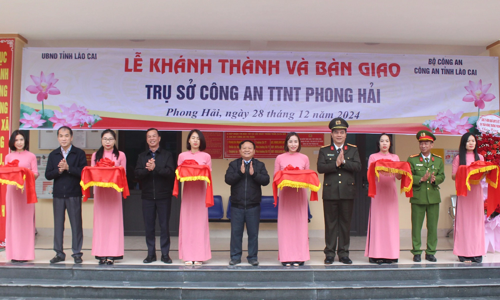 Các đại biểu cắt băng khánh thành trụ sở Công an thị trấn Nông trường Phong Hải.