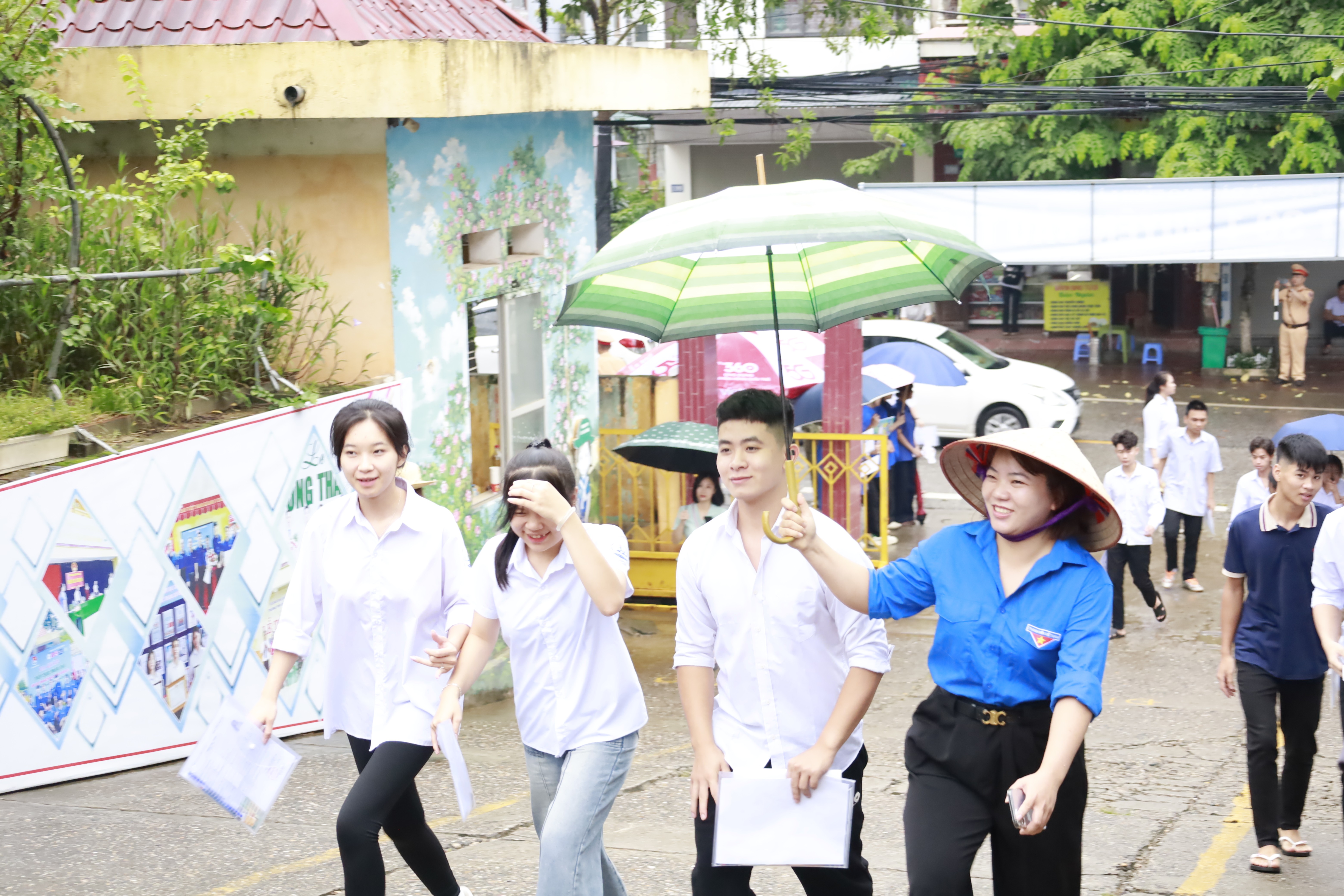 Các thí sinh tại điểm thi số 1 huyện Bảo Thắng vững tin bước vào phòng thi. Các thí sinh tại điểm thi số 1 huyện Bảo Thắng vững tin bước vào phòng thi.