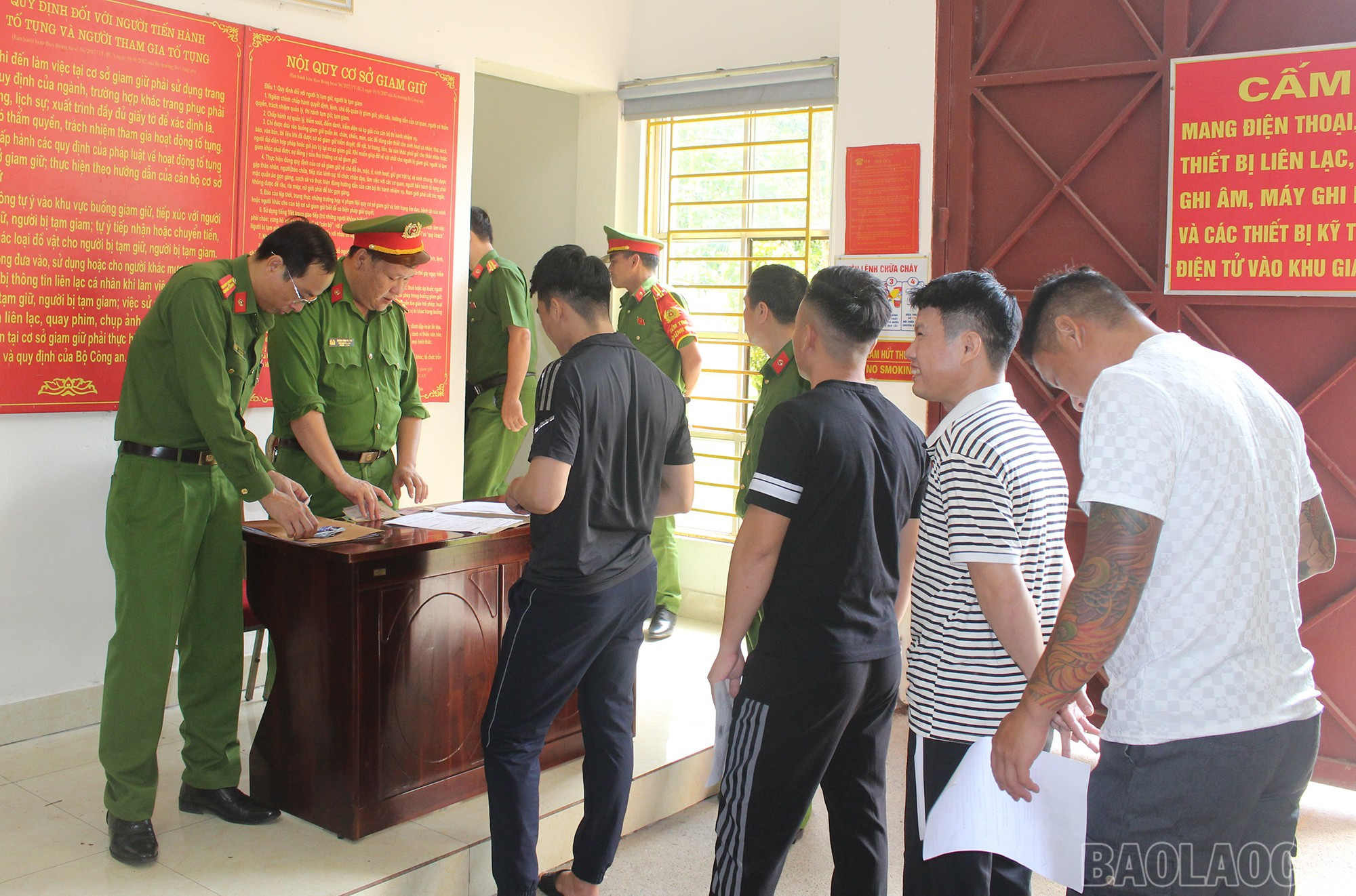 Các phạm nhân được đặc xá làm thủ tục nhận lại giấy tờ tùy thân. baolaocai-br_img-6728.jpg