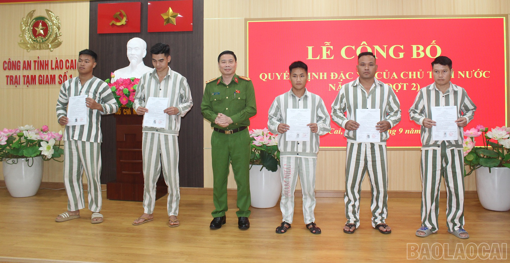 Đại diện Trại Tạm giam số 1 Công an tỉnh trao quyết định đặc xá cho các phạm nhân. baolaocai-br_img-6706.jpg