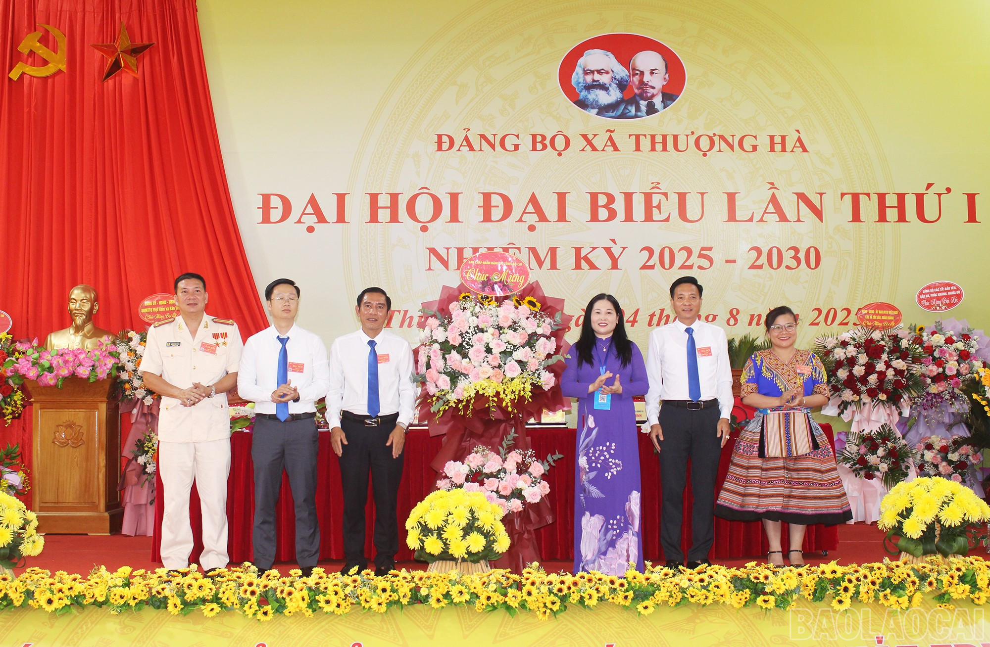 Thay mặt Tỉnh ủy, HĐND, UBND, Ủy ban MTTQ Việt Nam tỉnh, đồng chí Vũ Thị Hiền Hạnh, Phó Chủ tịch UBND tỉnh tặng hoa chúc mừng Đại hội. baolaocai-br_img-6082.jpg